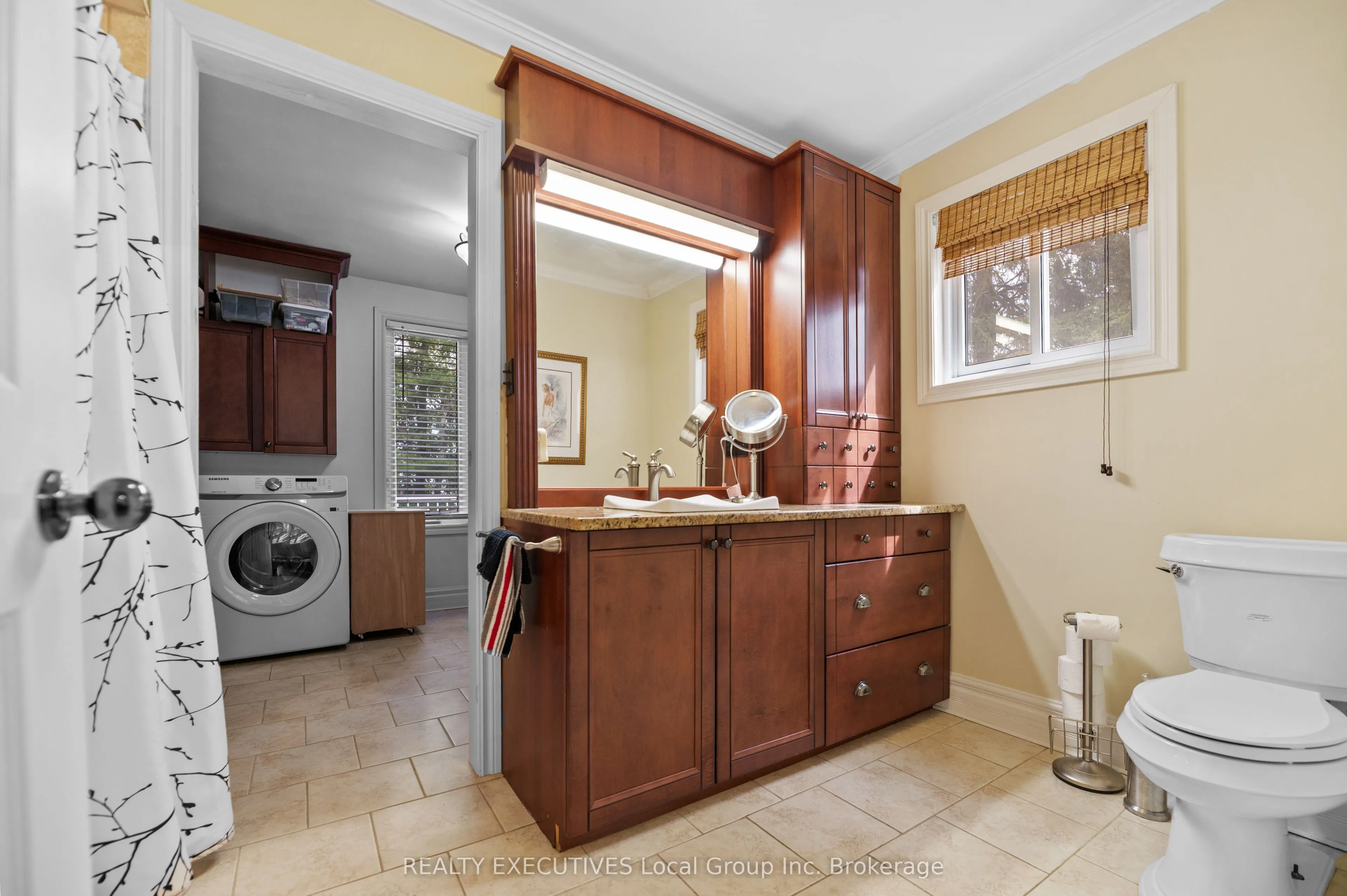 4 NINOVAN Road W