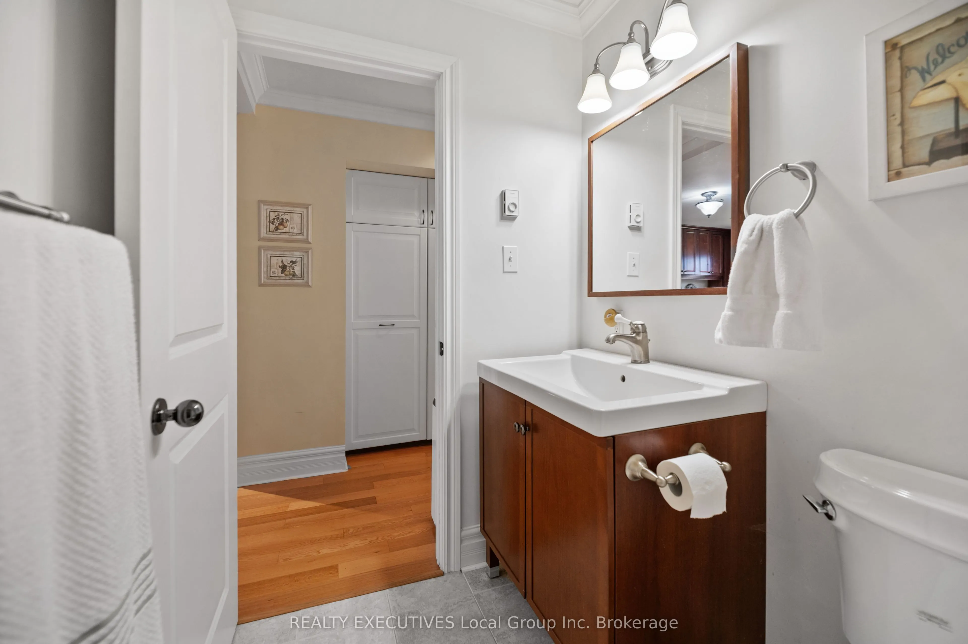 4 NINOVAN Road W