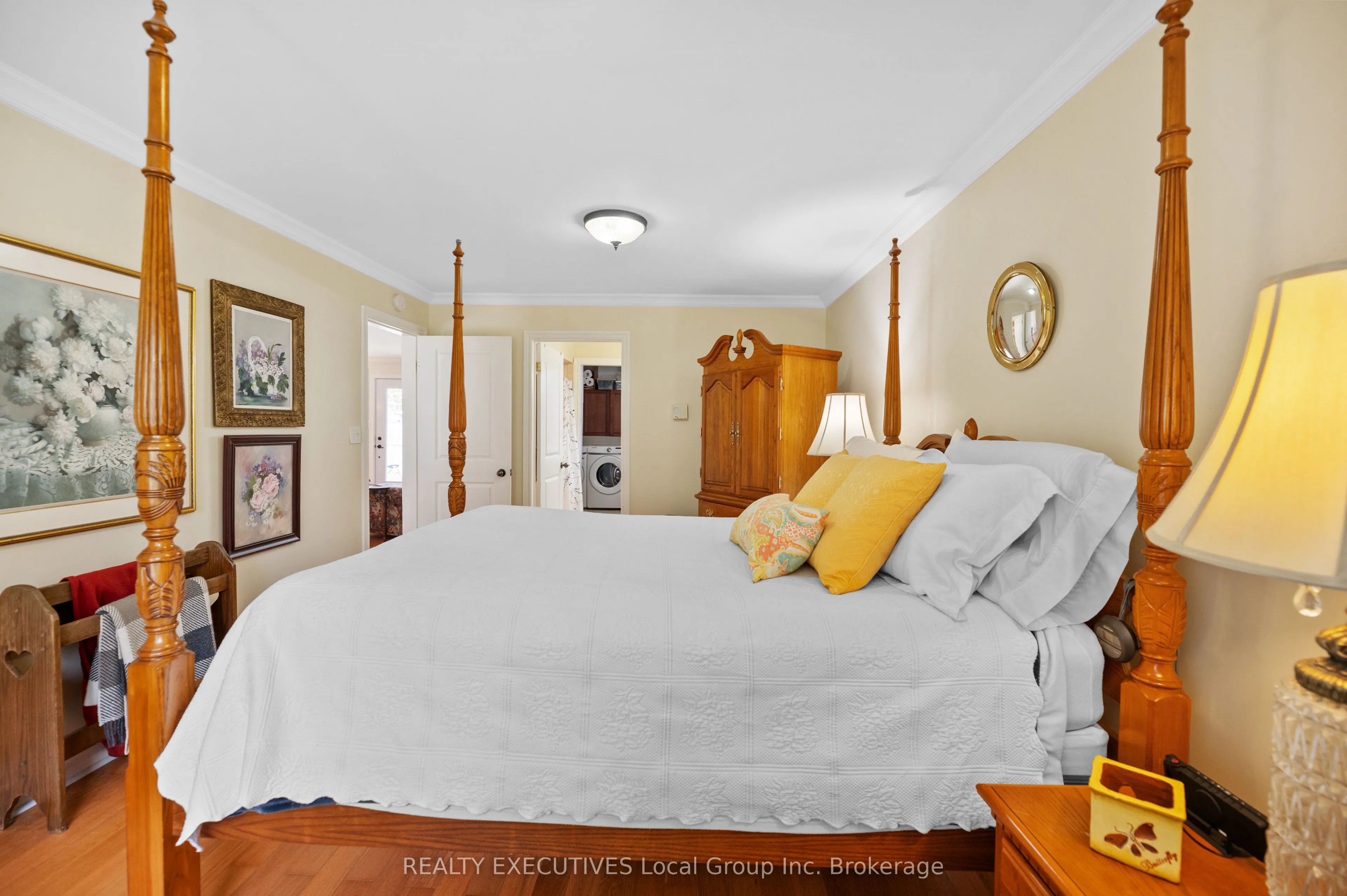 4 NINOVAN Road W