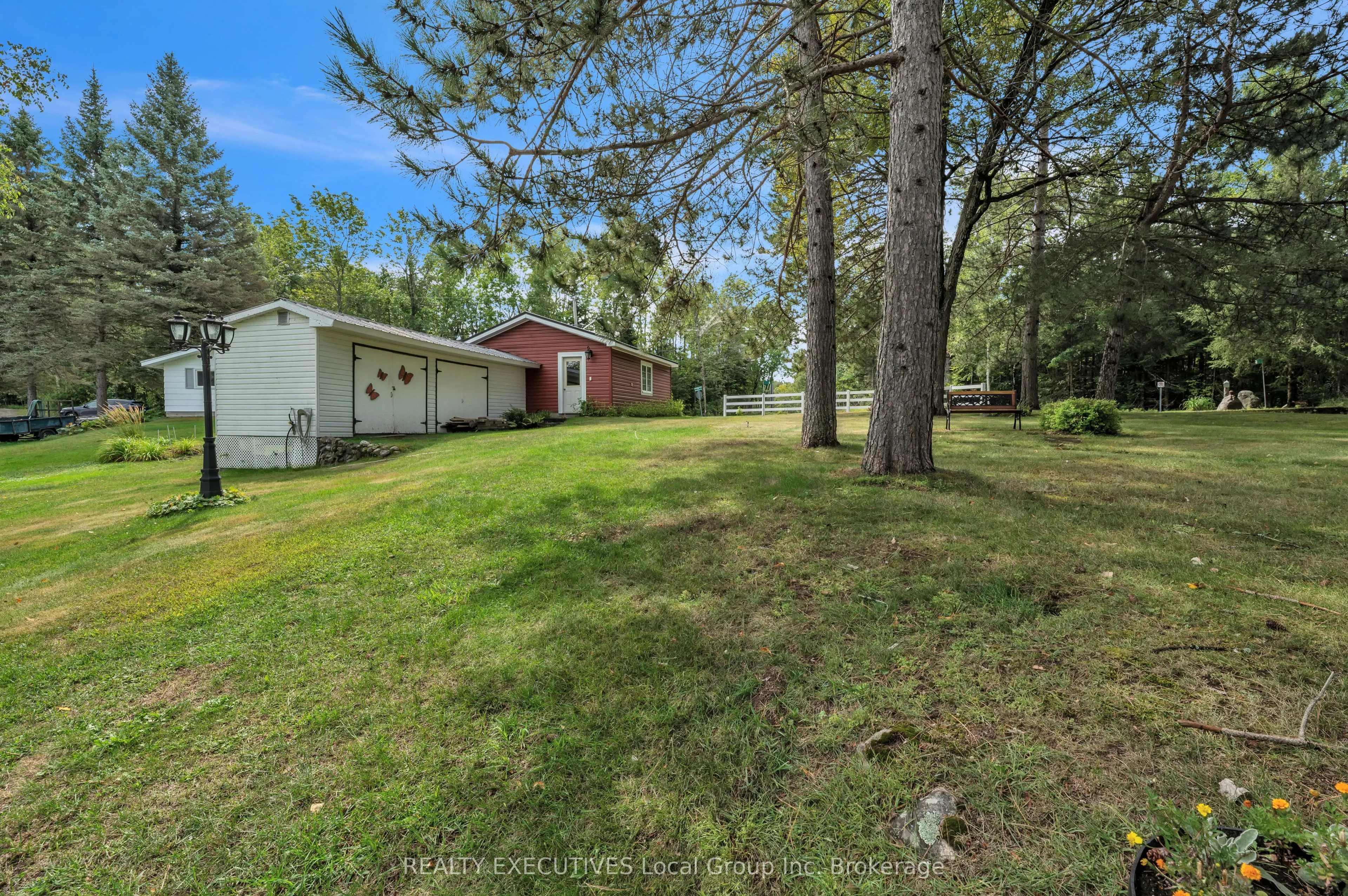 4 NINOVAN Road W
