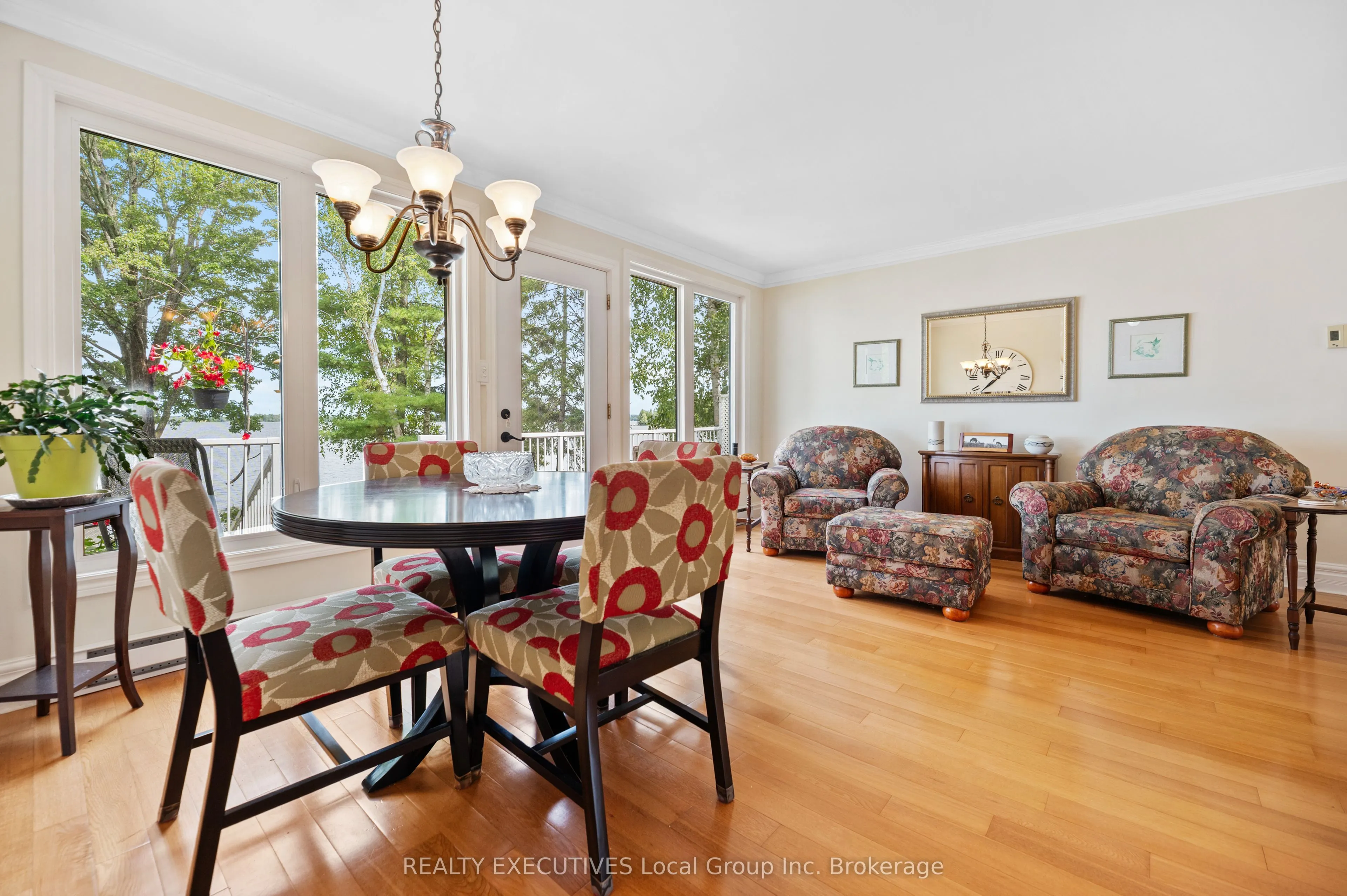 4 NINOVAN Road W