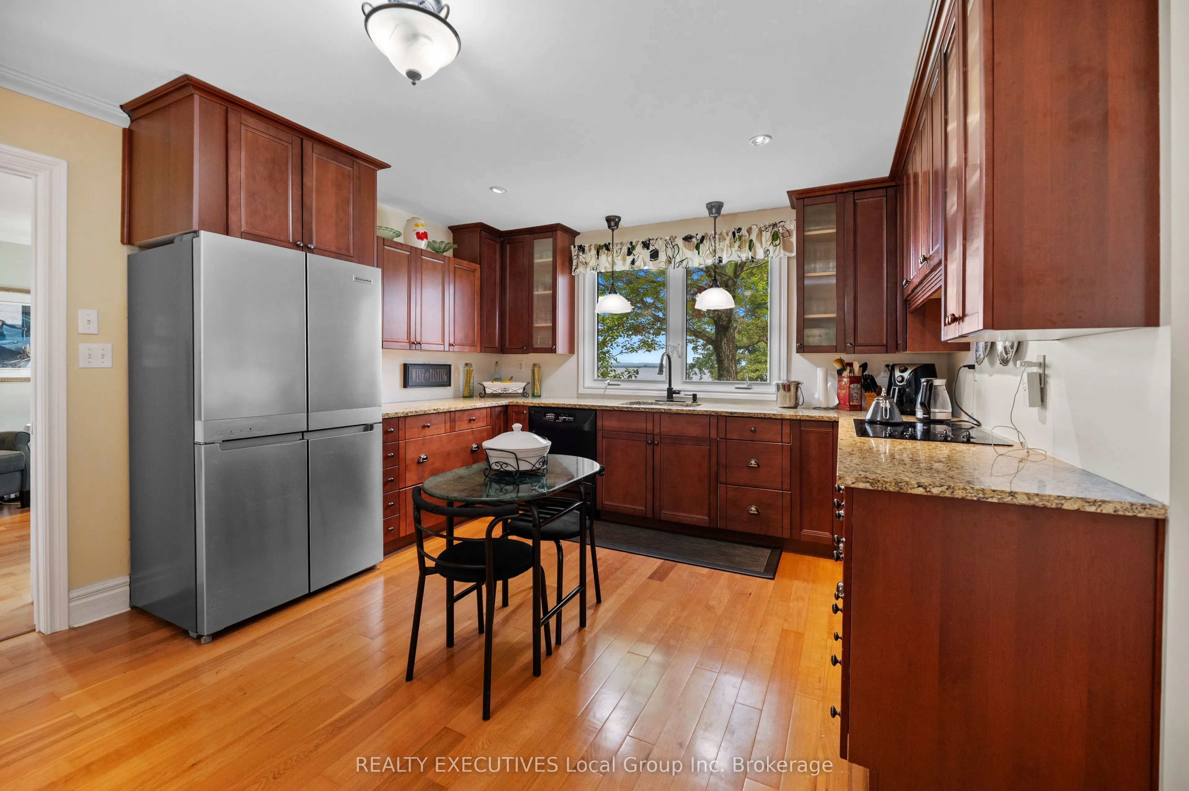 4 NINOVAN Road W