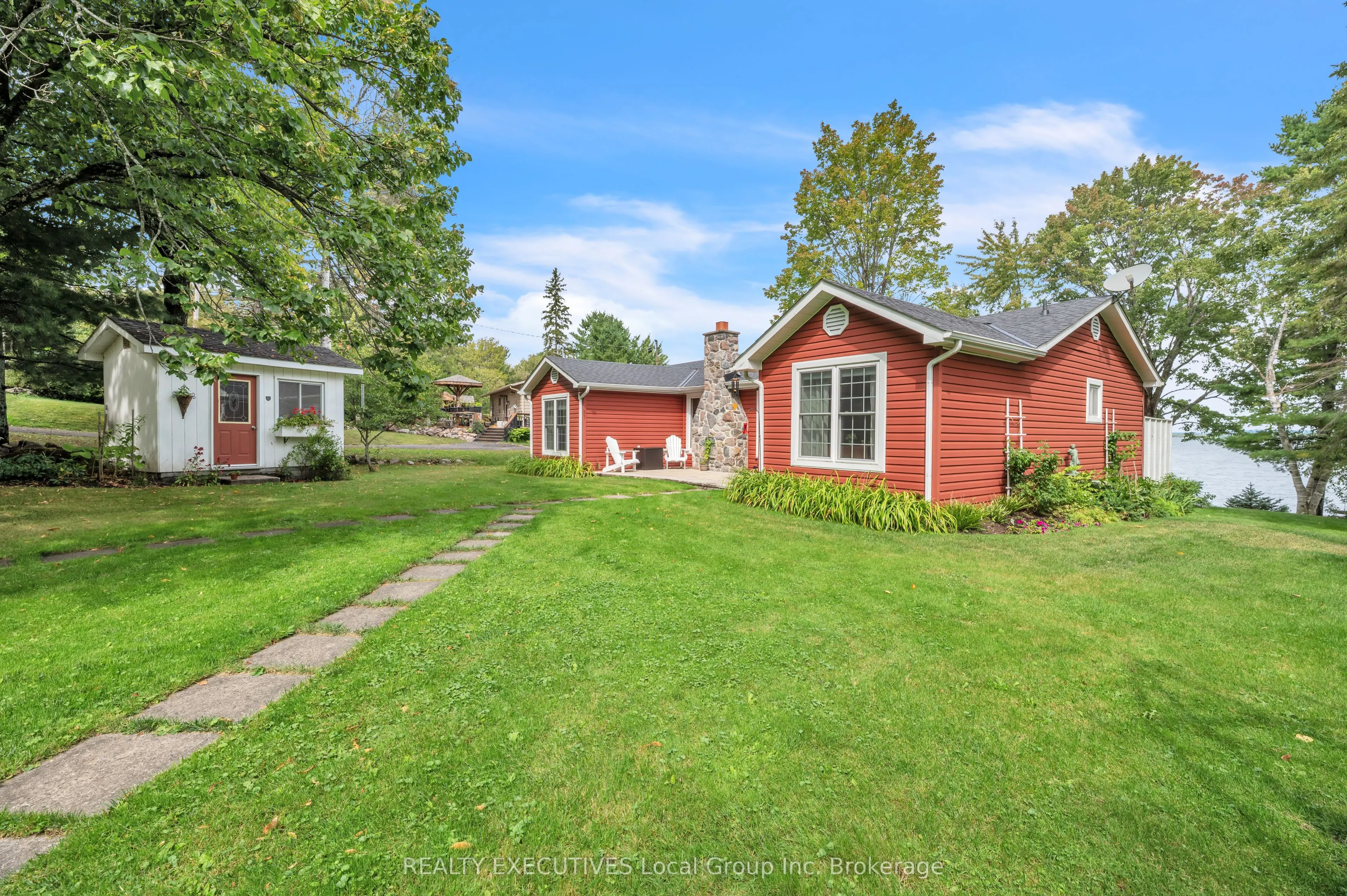 4 NINOVAN Road W