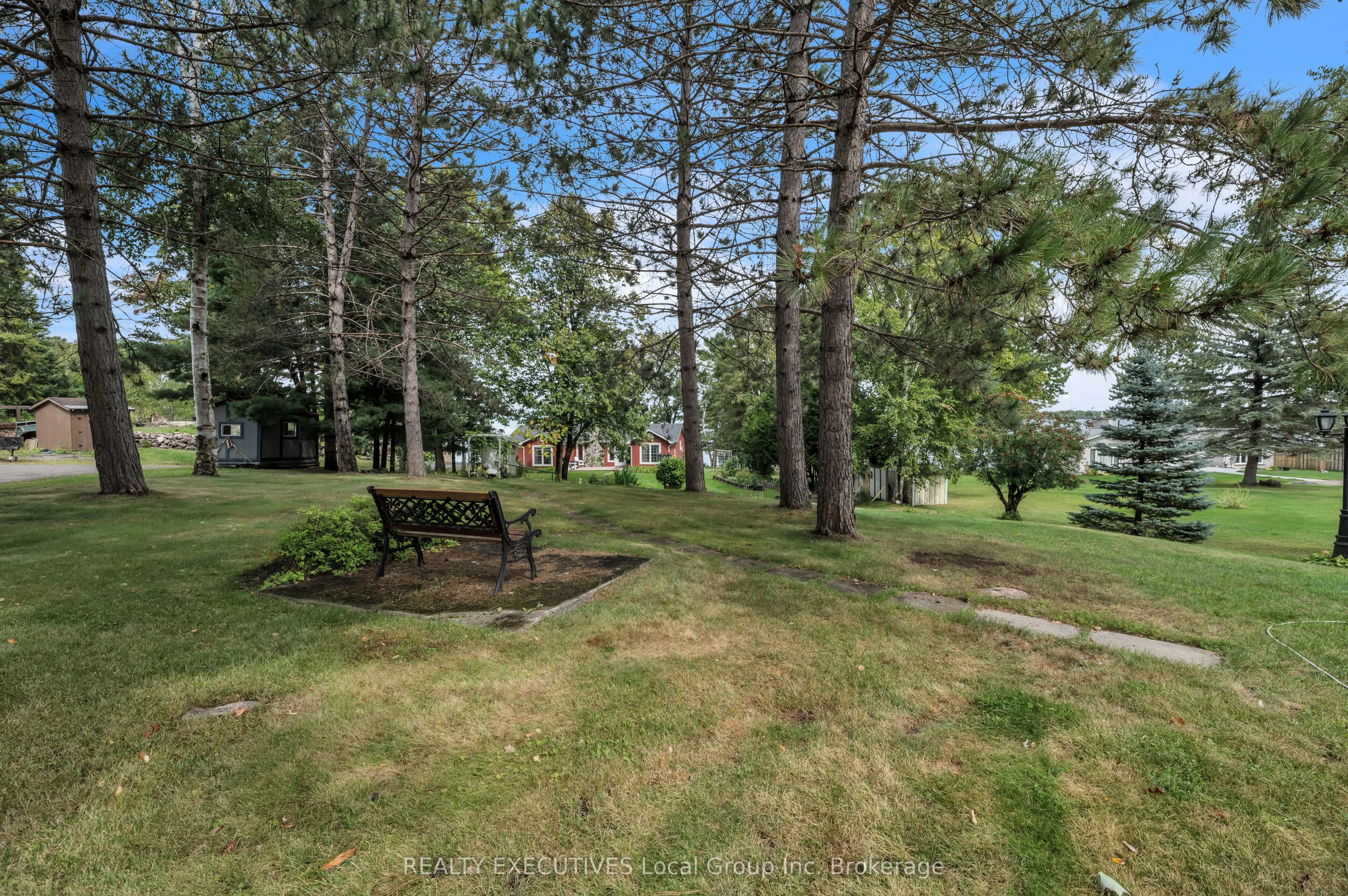 4 NINOVAN Road W