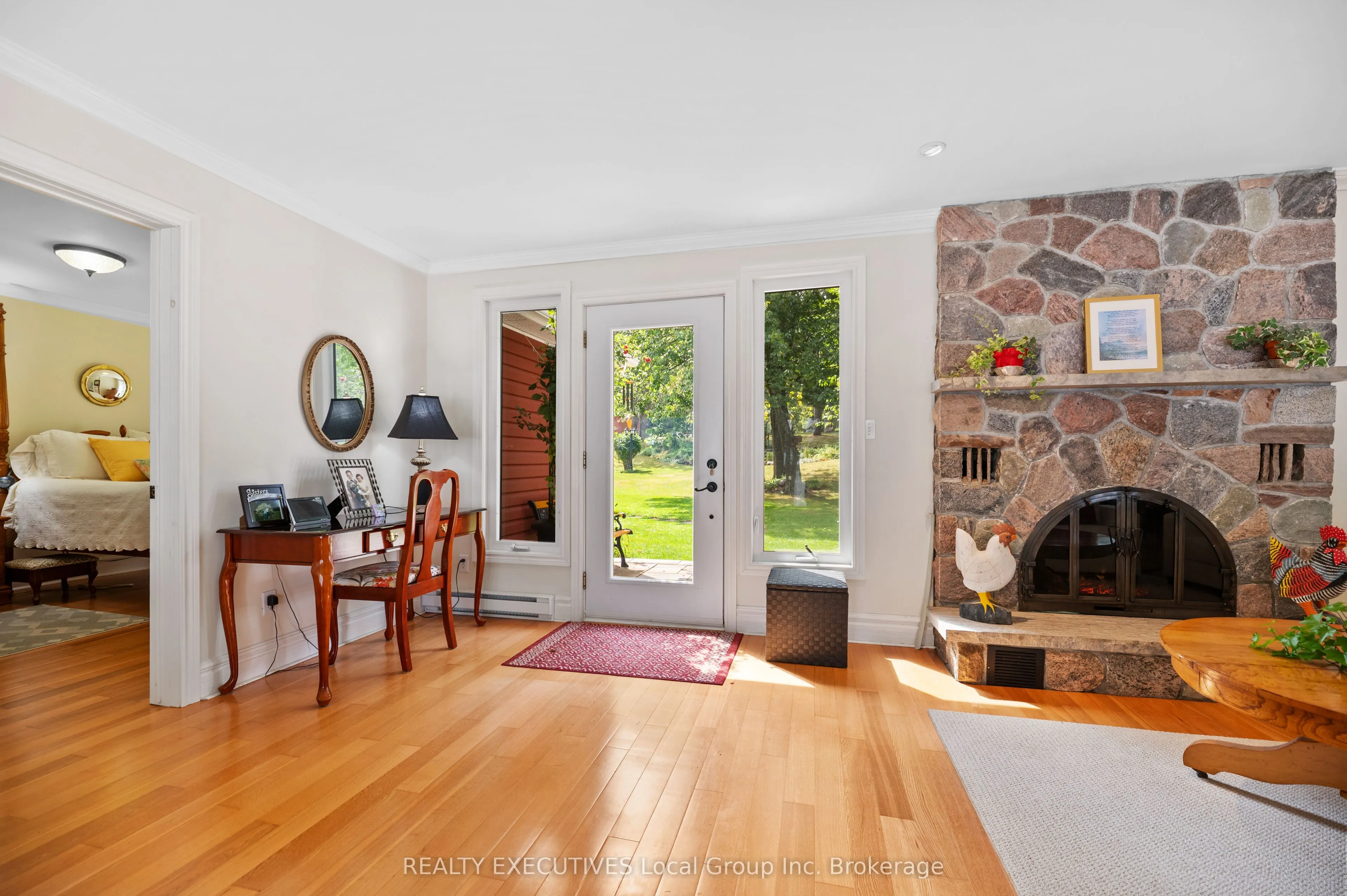 4 NINOVAN Road W