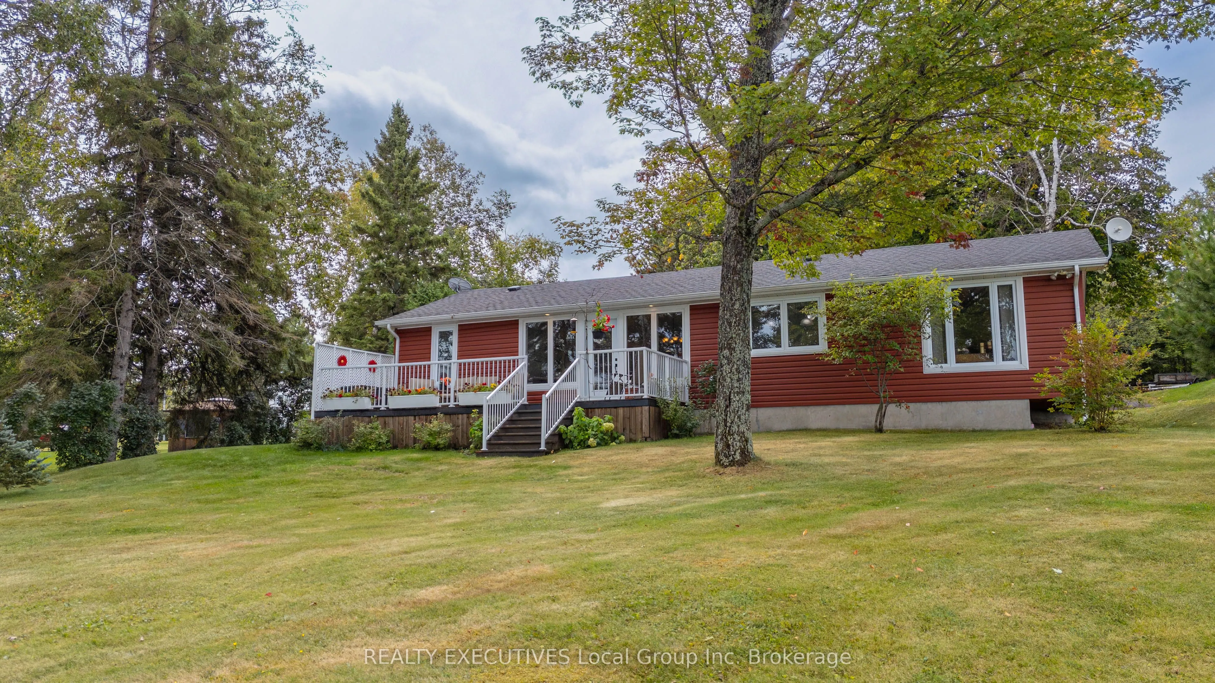 4 NINOVAN Road W