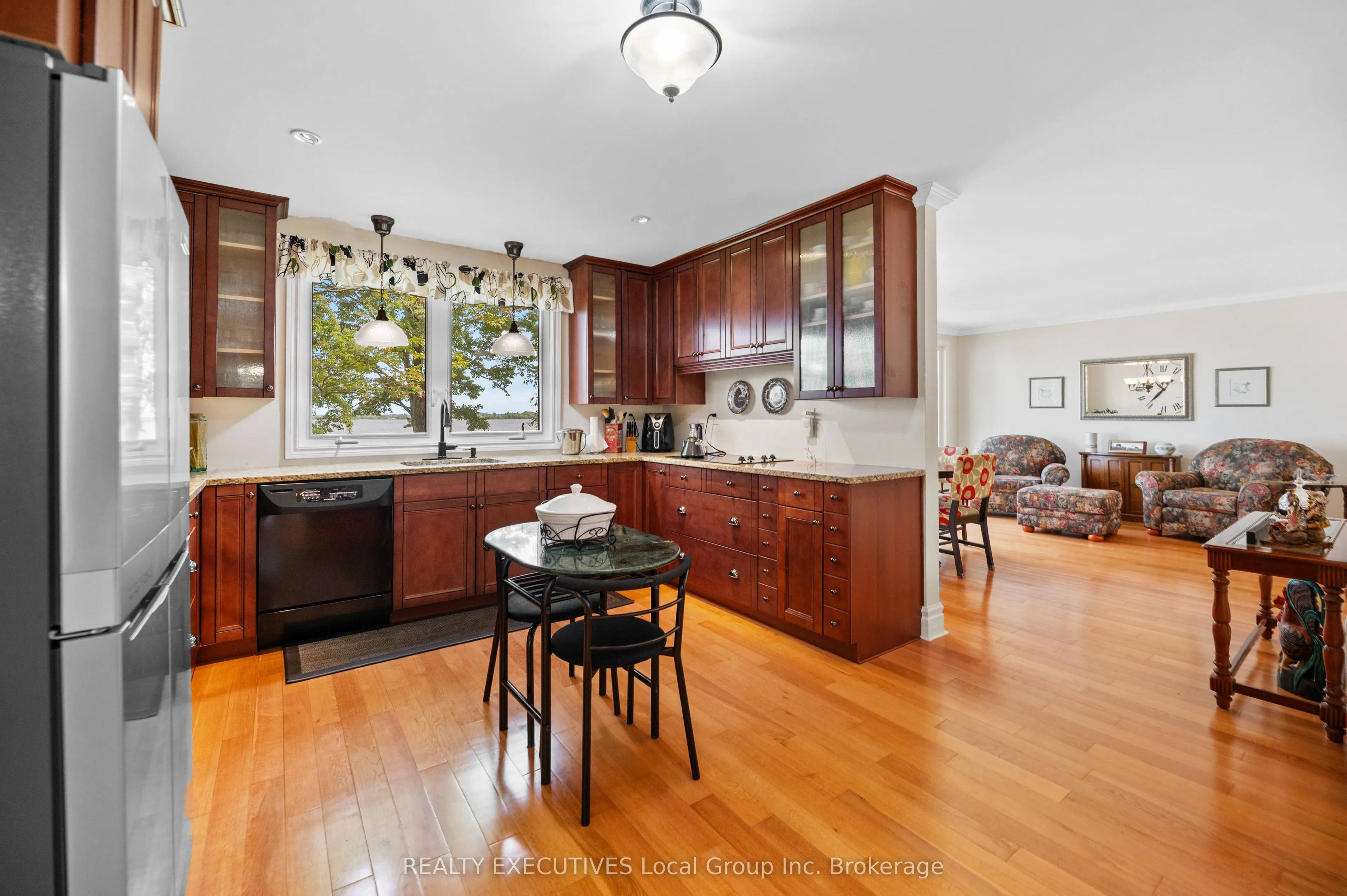 4 NINOVAN Road W