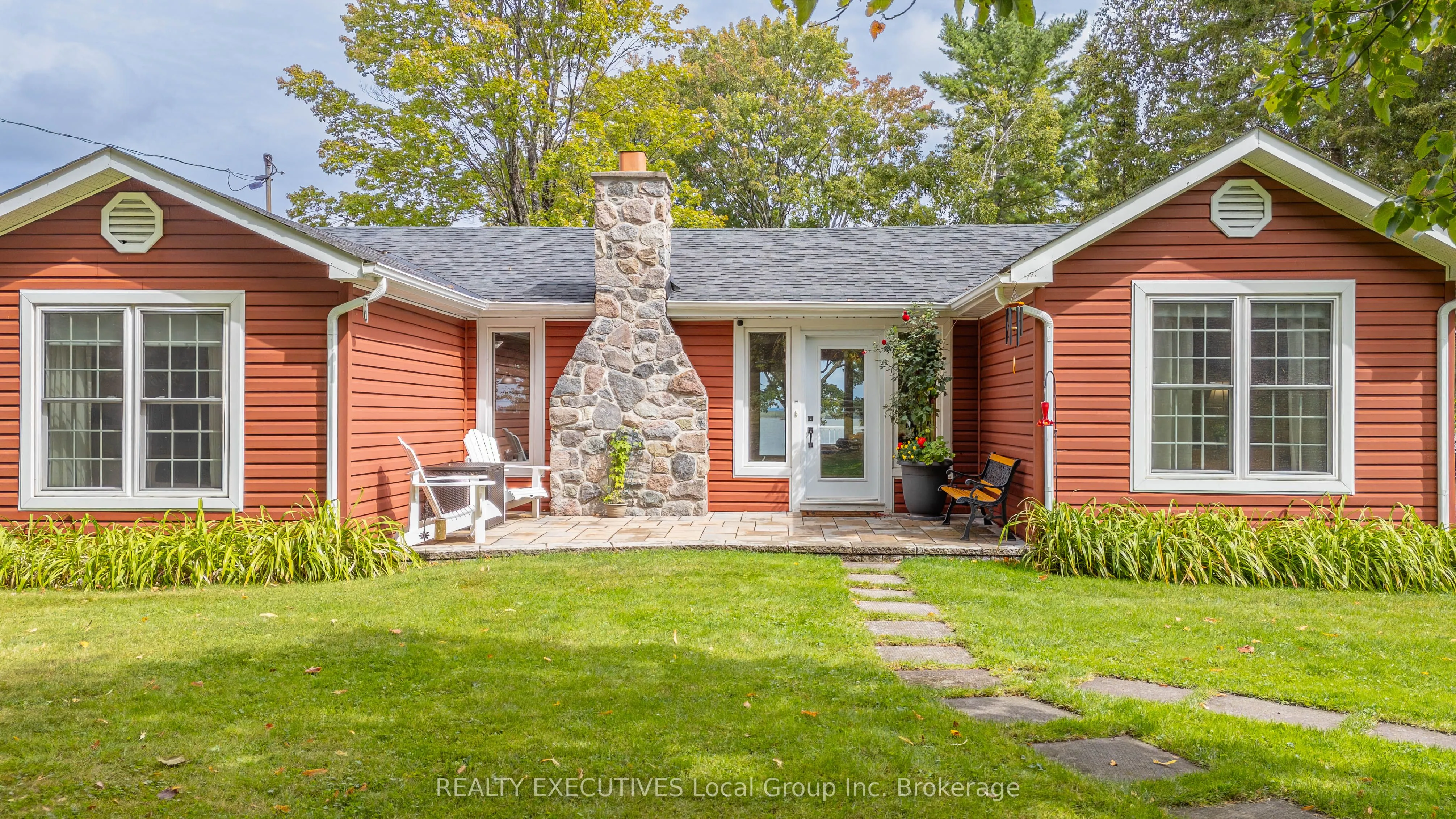 4 NINOVAN Road W