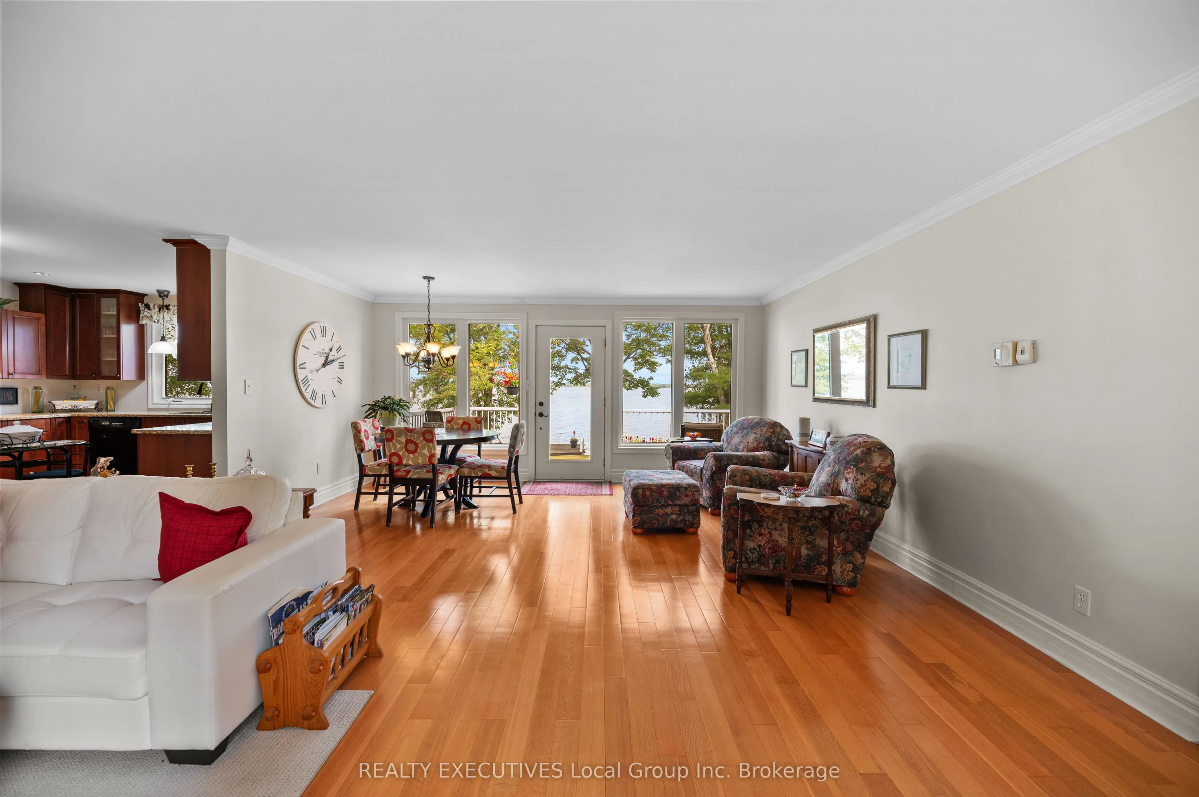 4 NINOVAN Road W
