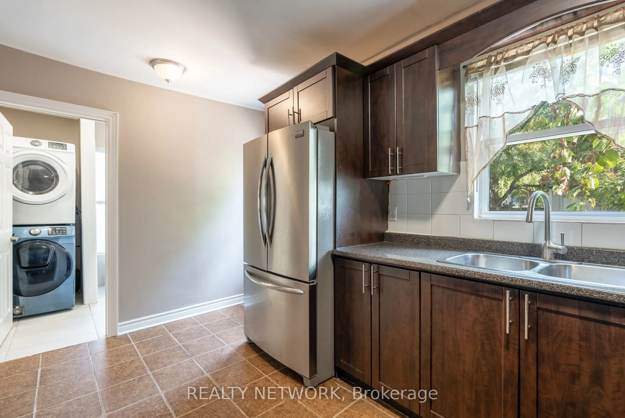 128 Kensington Avenue N