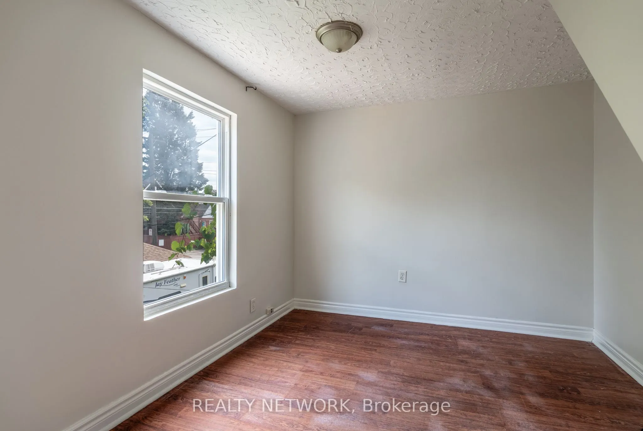 128 Kensington Avenue N