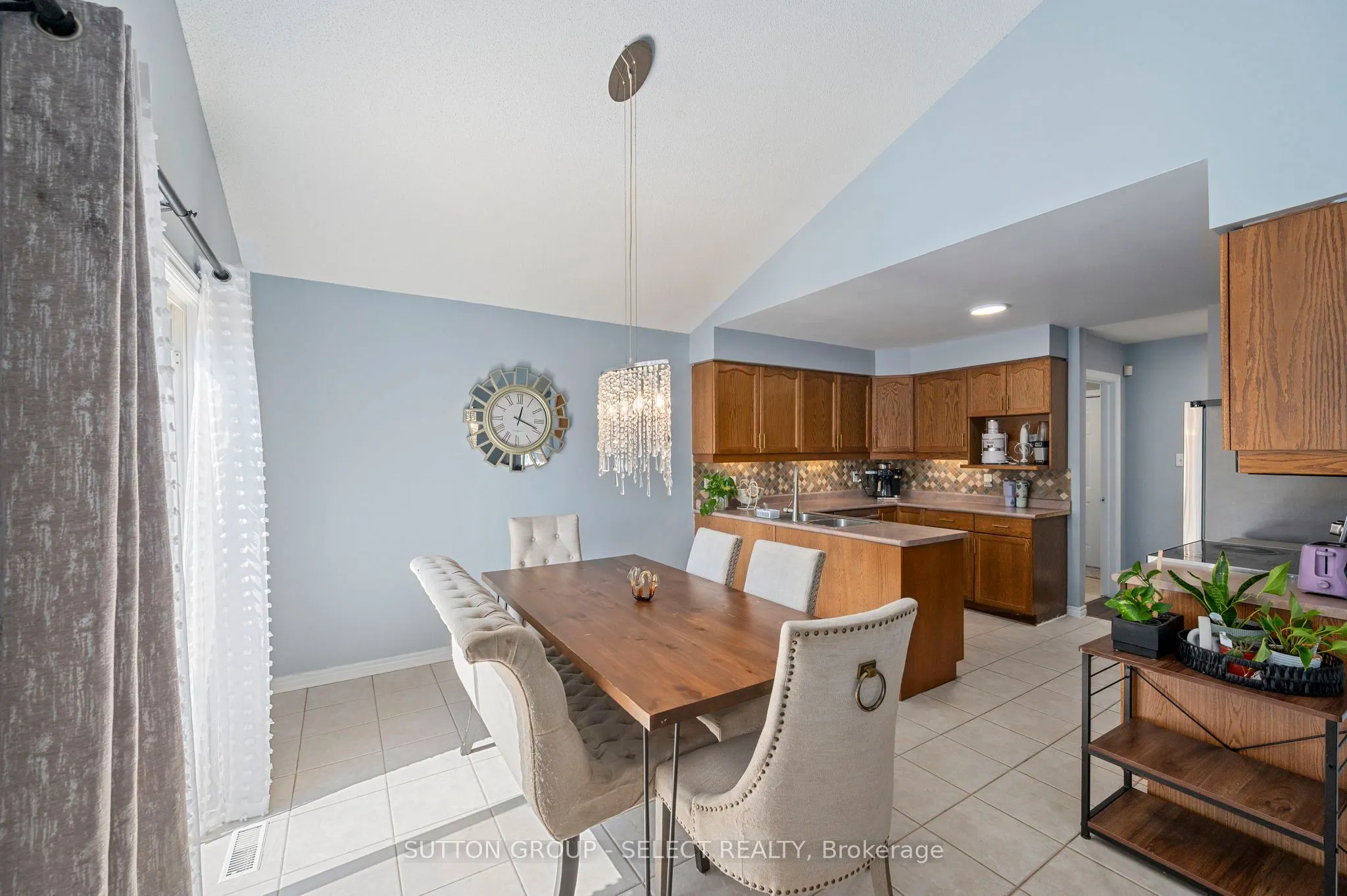 830 CRESTHAVEN Crescent