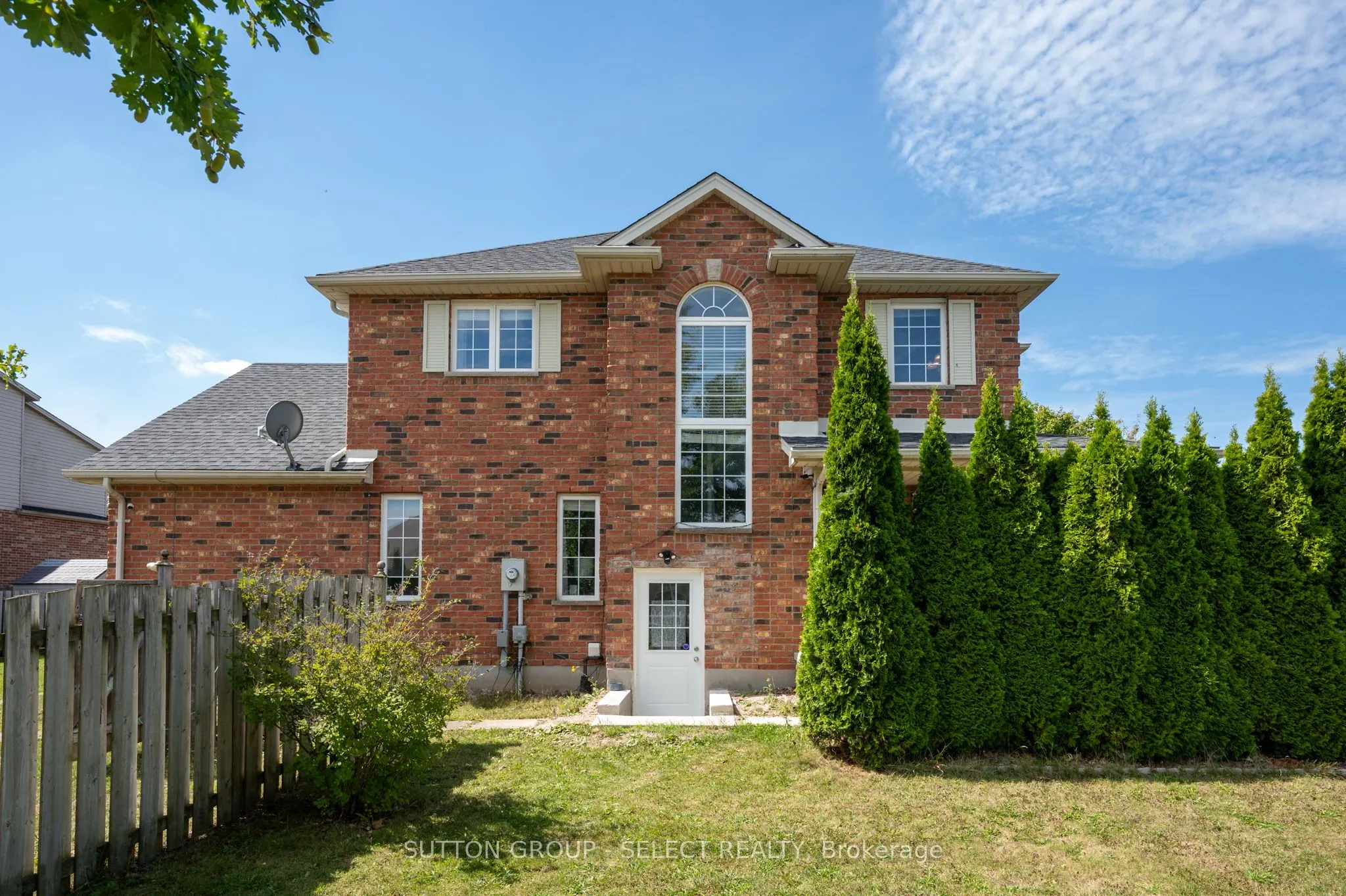 830 CRESTHAVEN Crescent