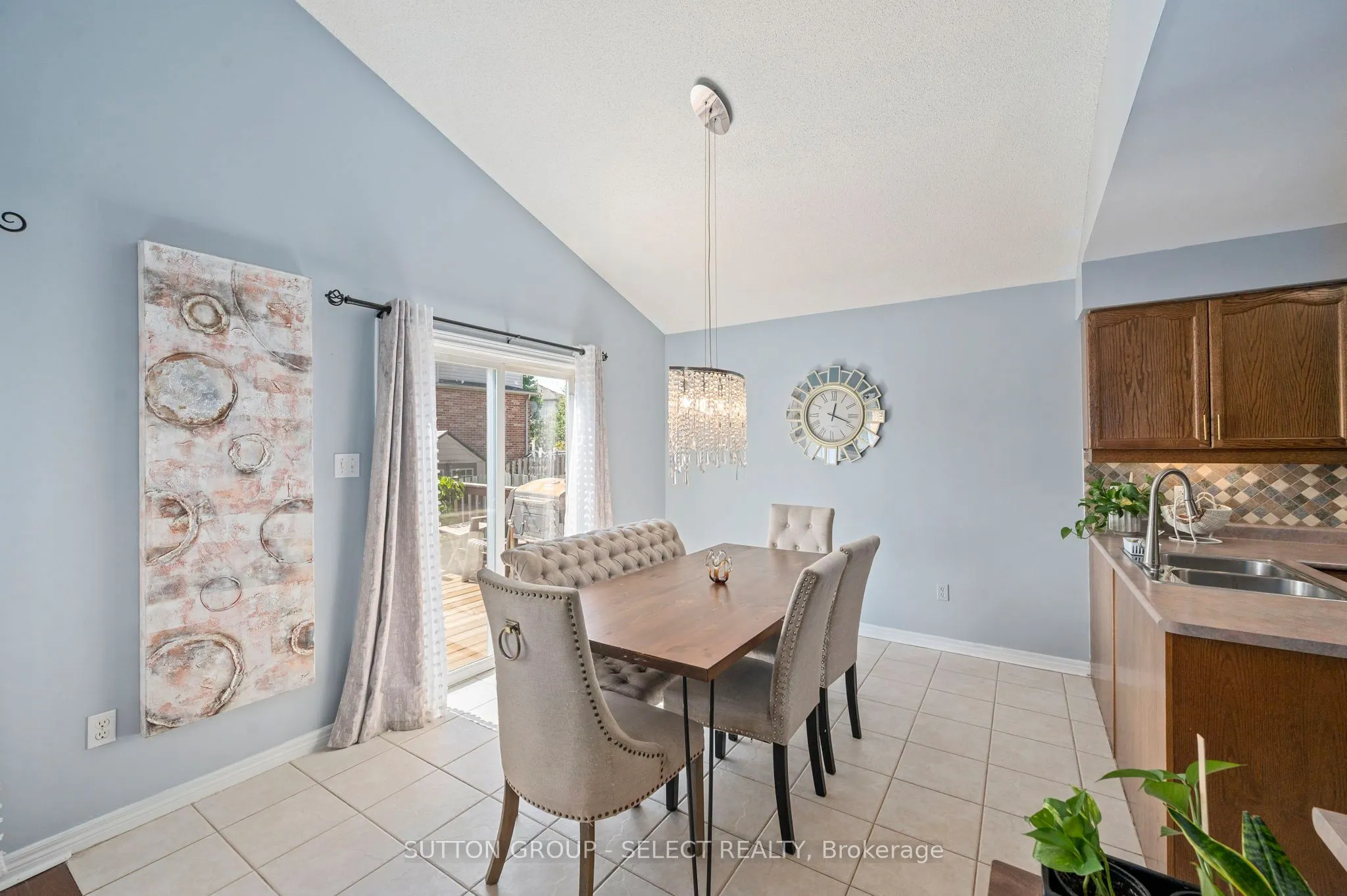 830 CRESTHAVEN Crescent