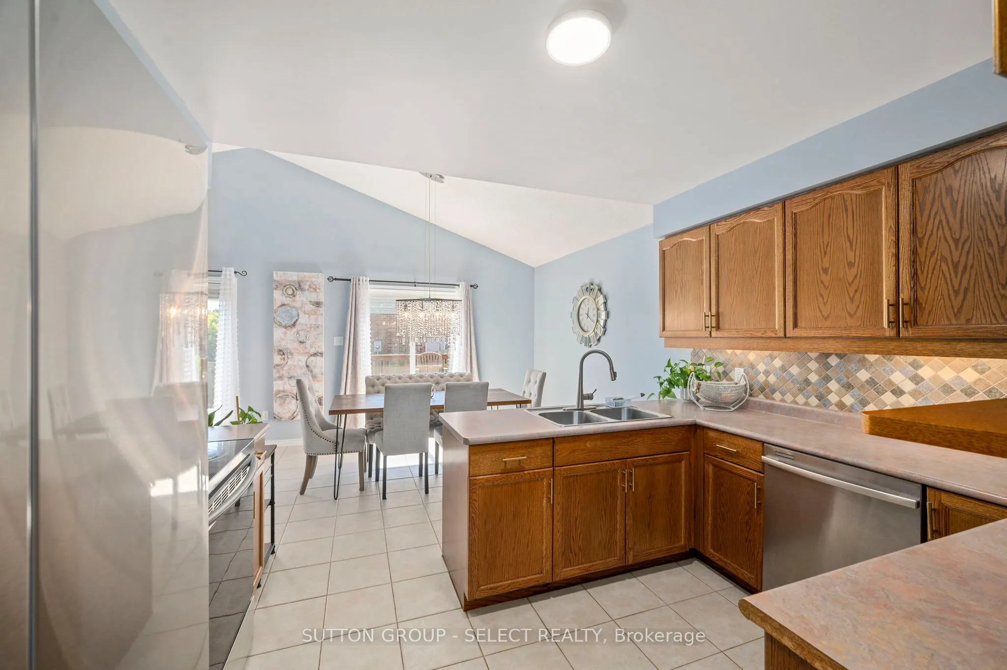 830 CRESTHAVEN Crescent