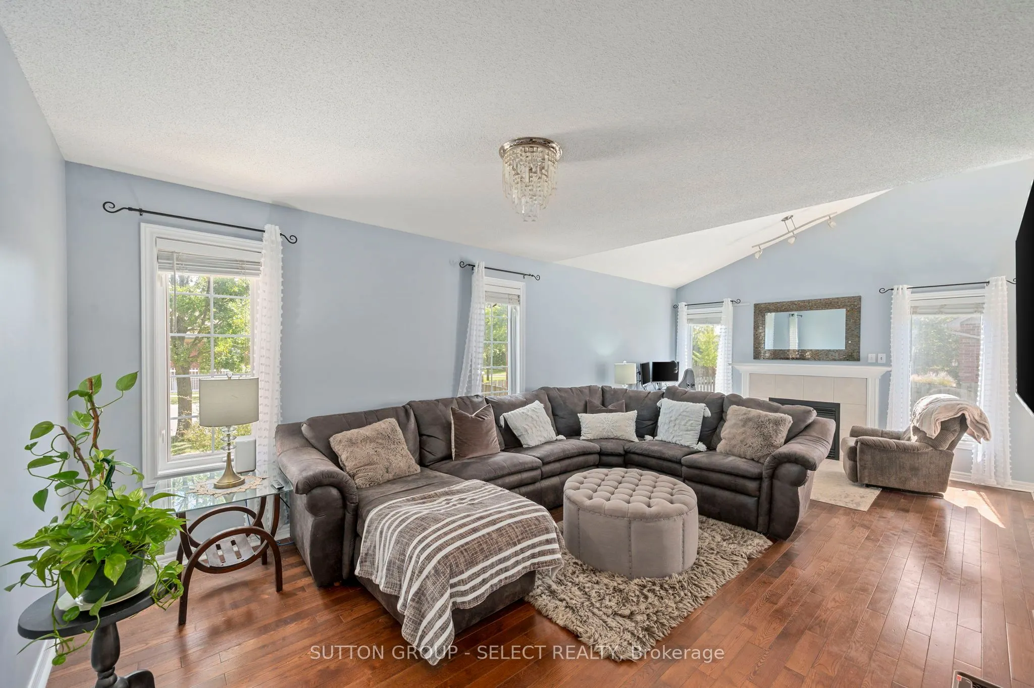 830 CRESTHAVEN Crescent