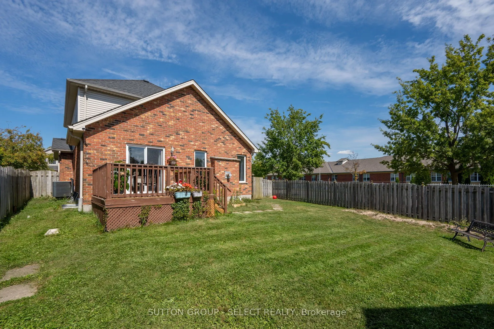 830 CRESTHAVEN Crescent
