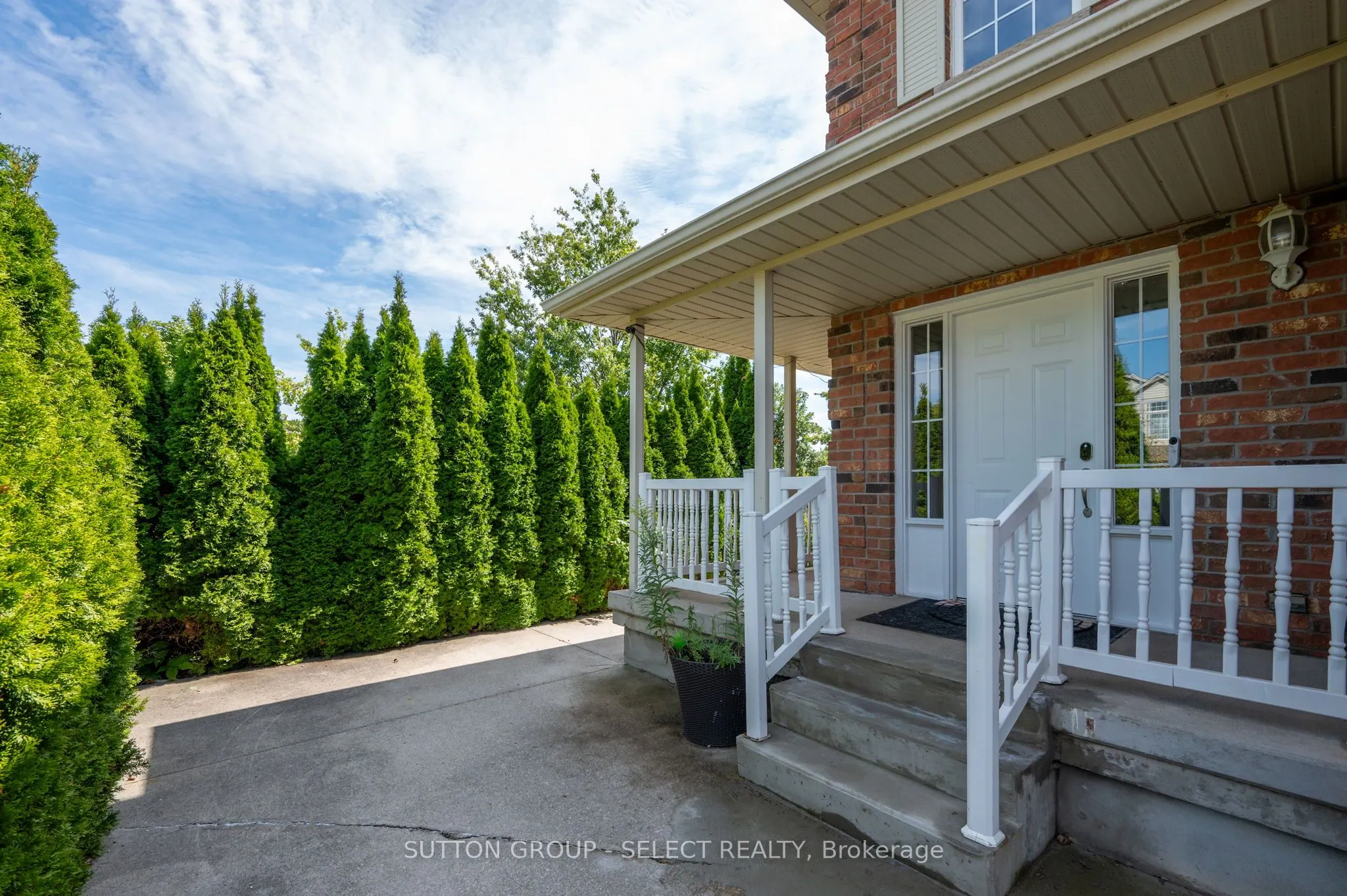 830 CRESTHAVEN Crescent