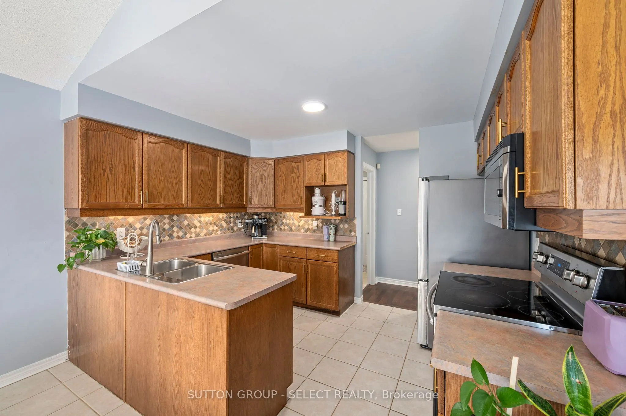 830 CRESTHAVEN Crescent