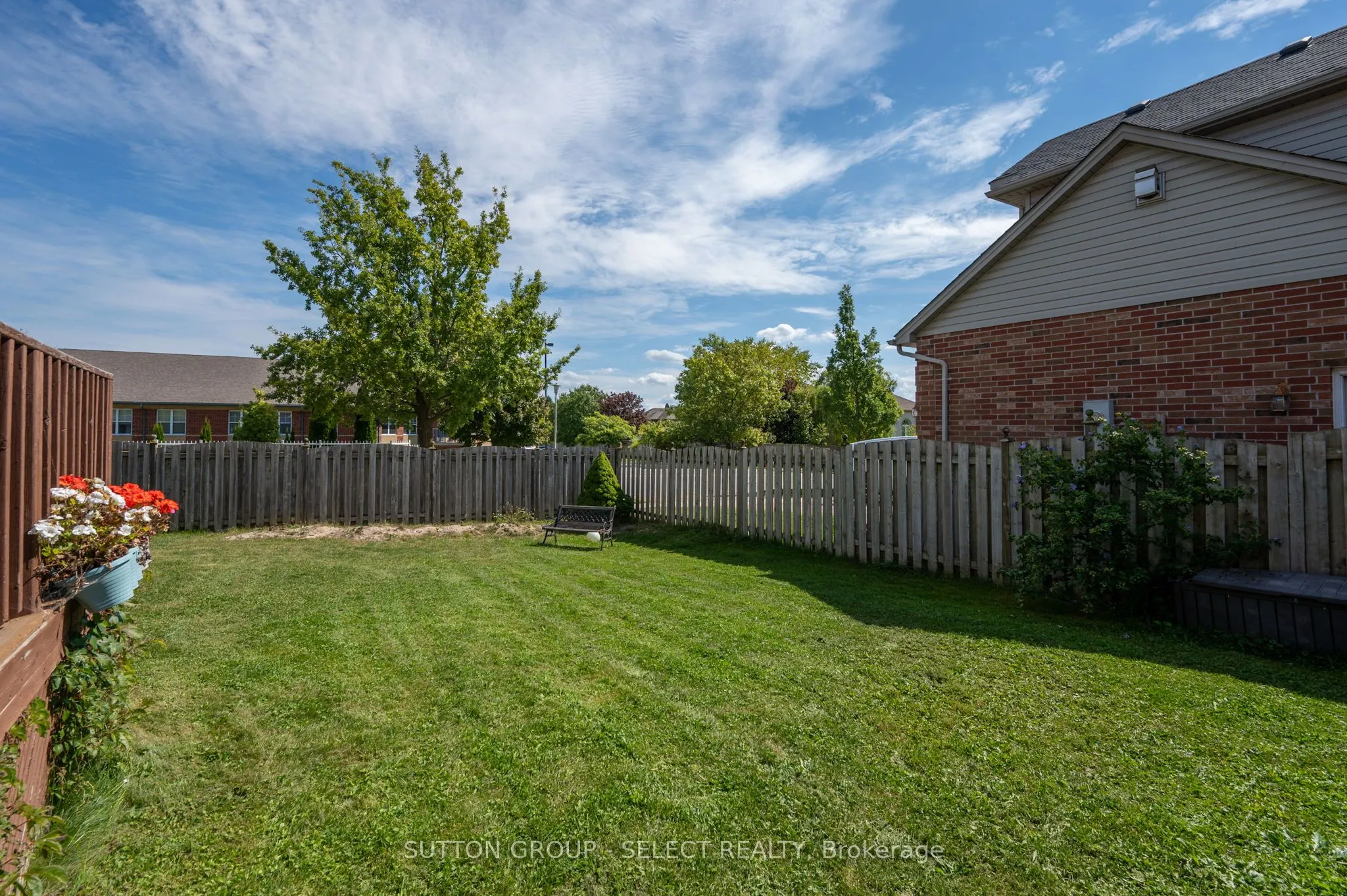 830 CRESTHAVEN Crescent