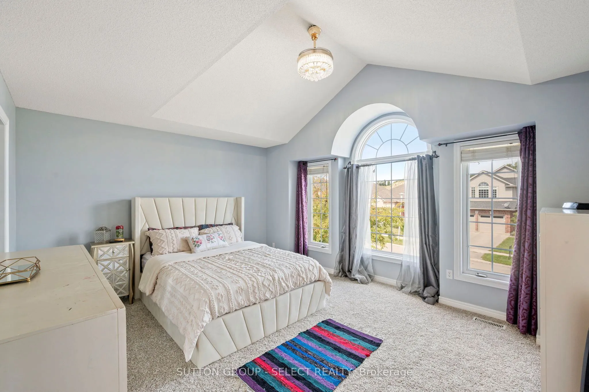830 CRESTHAVEN Crescent
