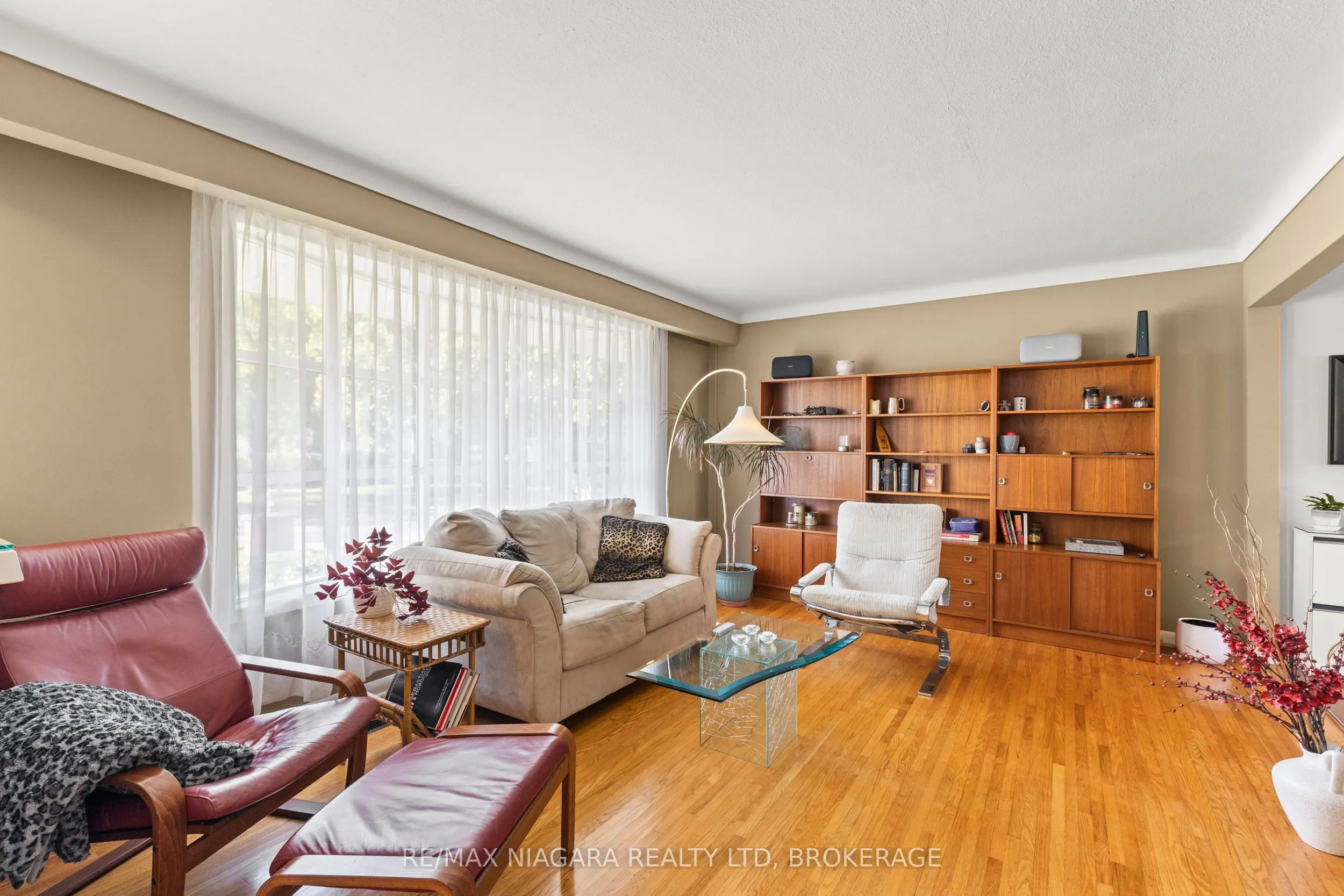 4 Willow Street N