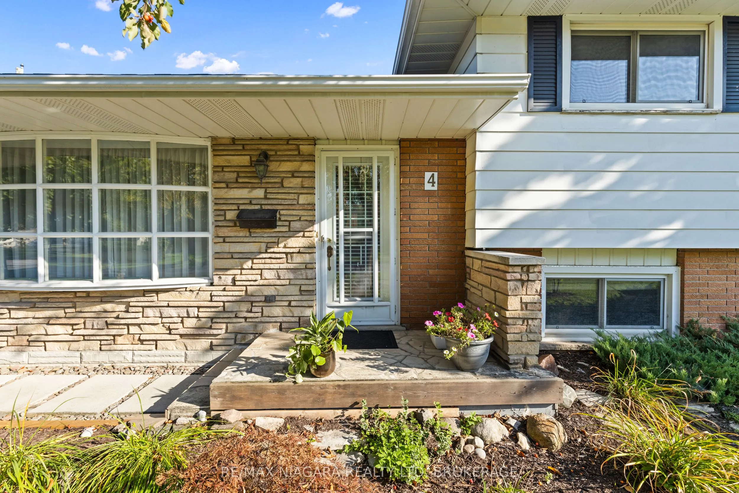 4 Willow Street N