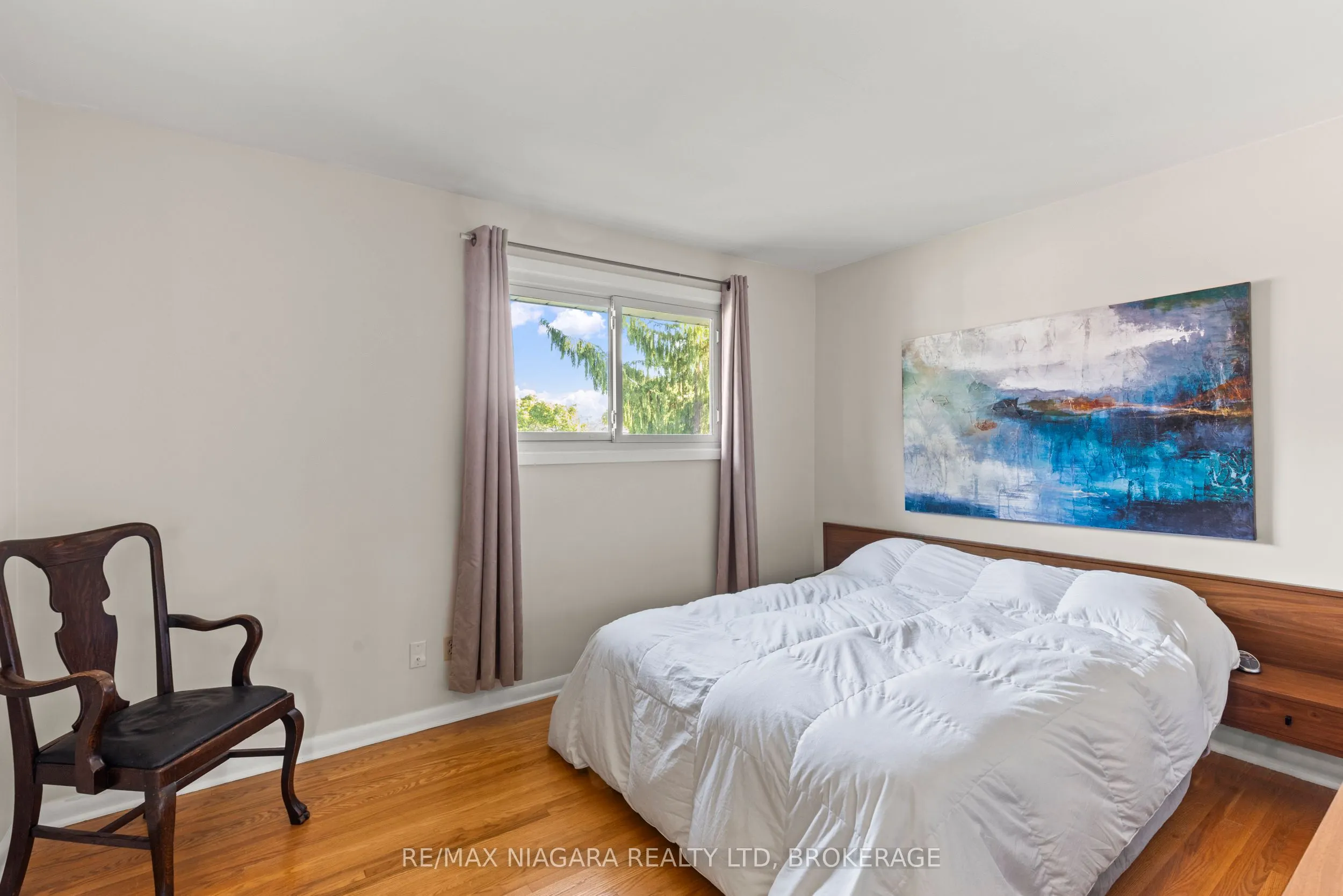 4 Willow Street N
