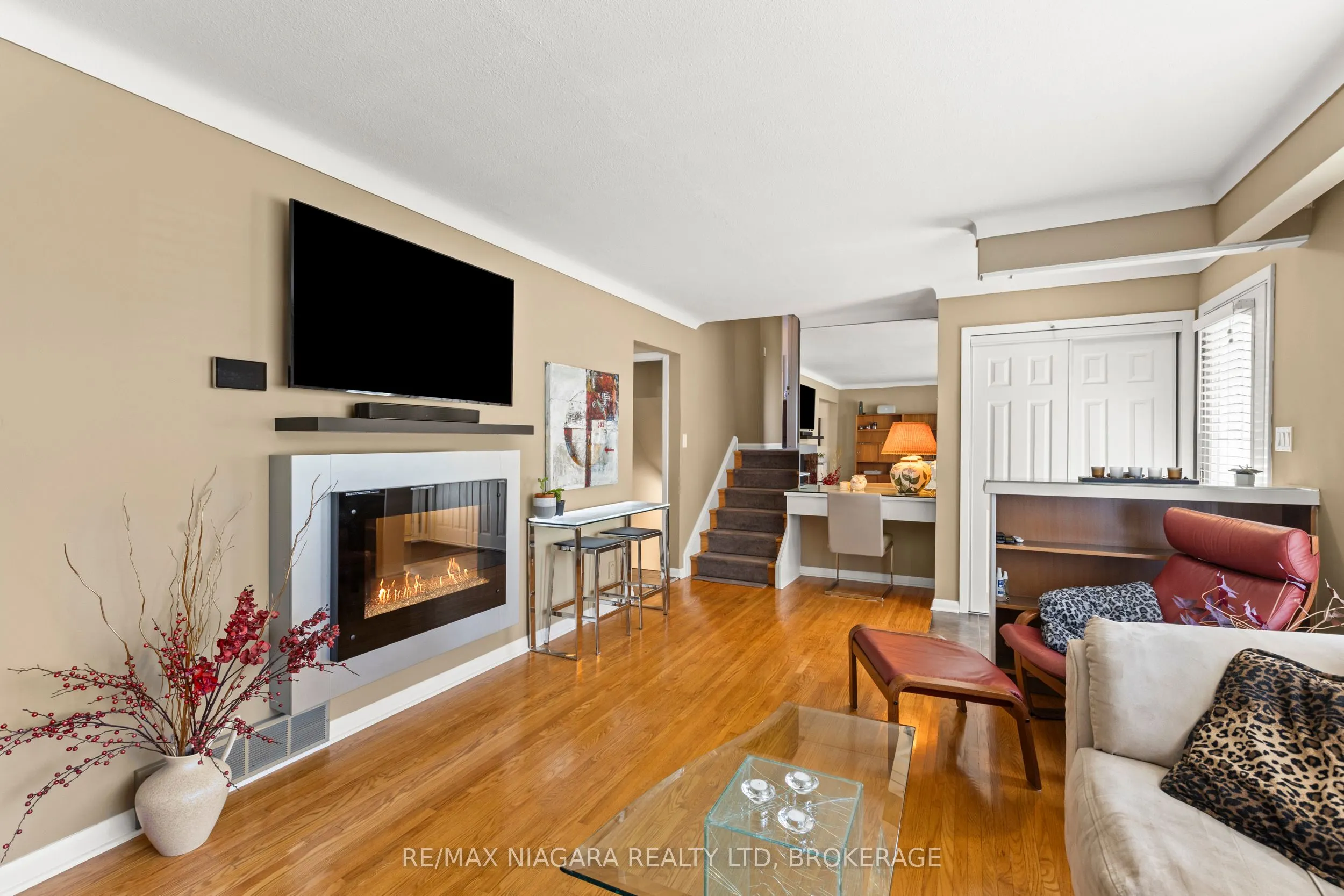 4 Willow Street N