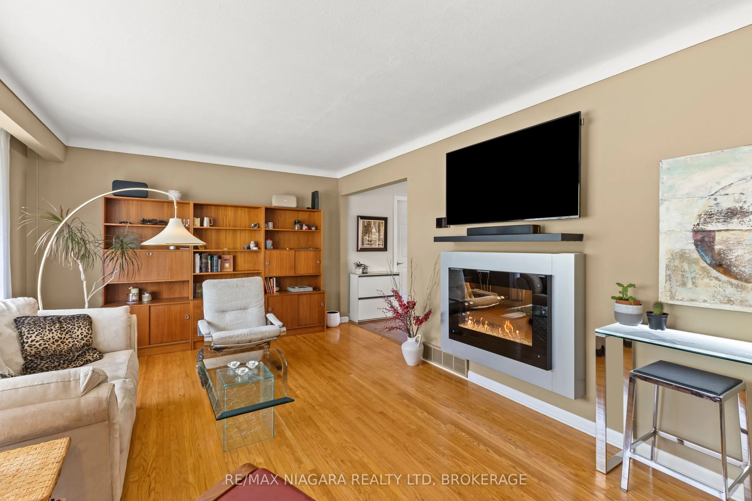 4 Willow Street N
