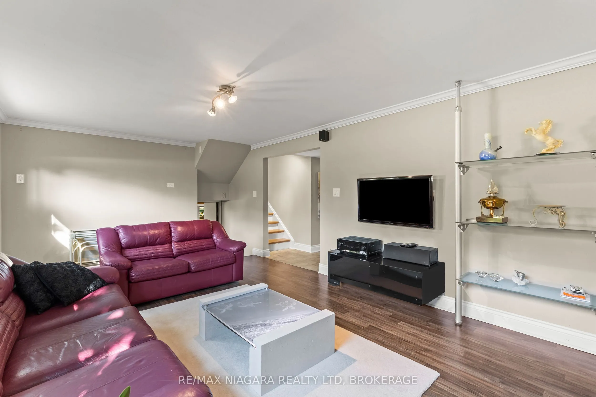 4 Willow Street N