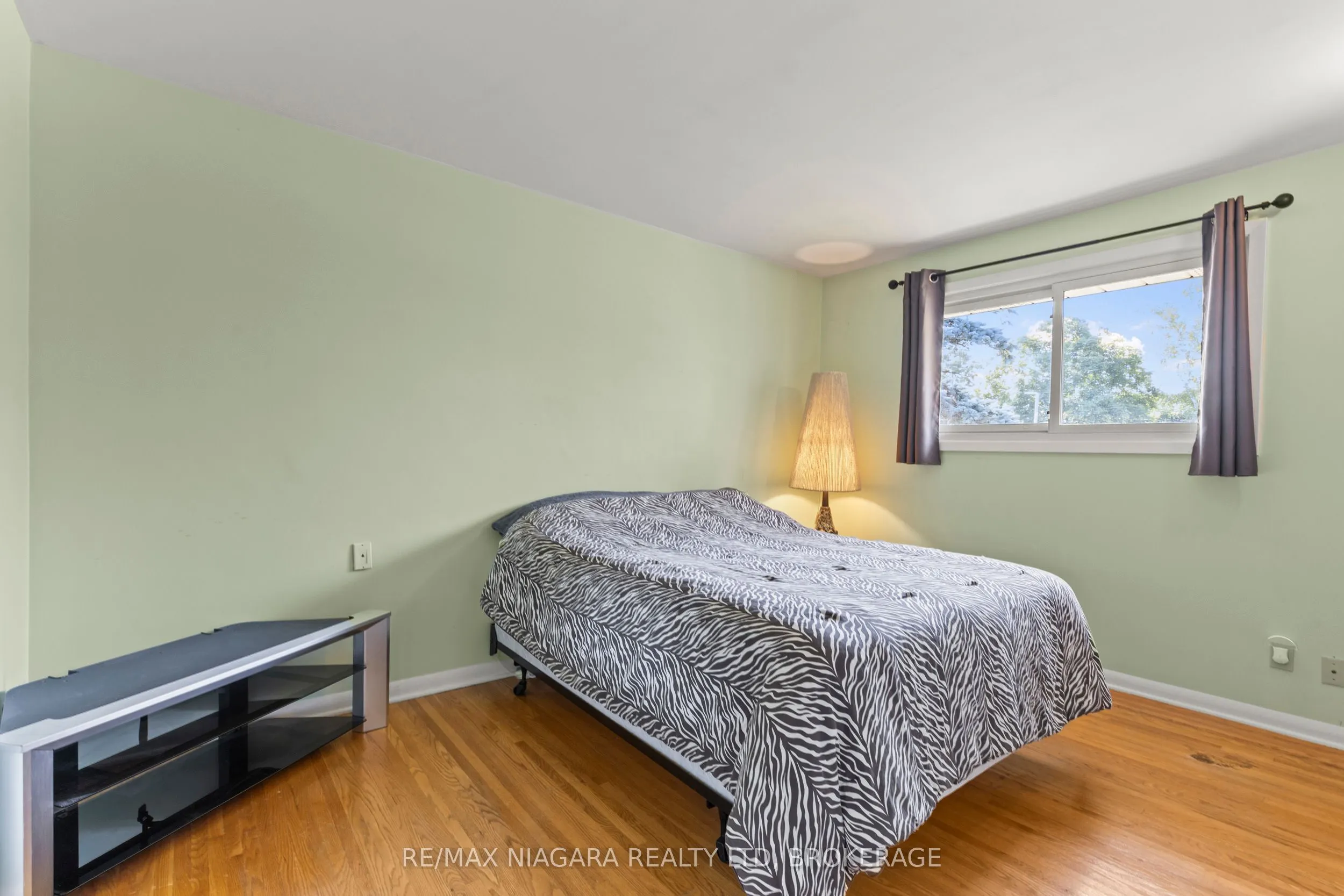 4 Willow Street N