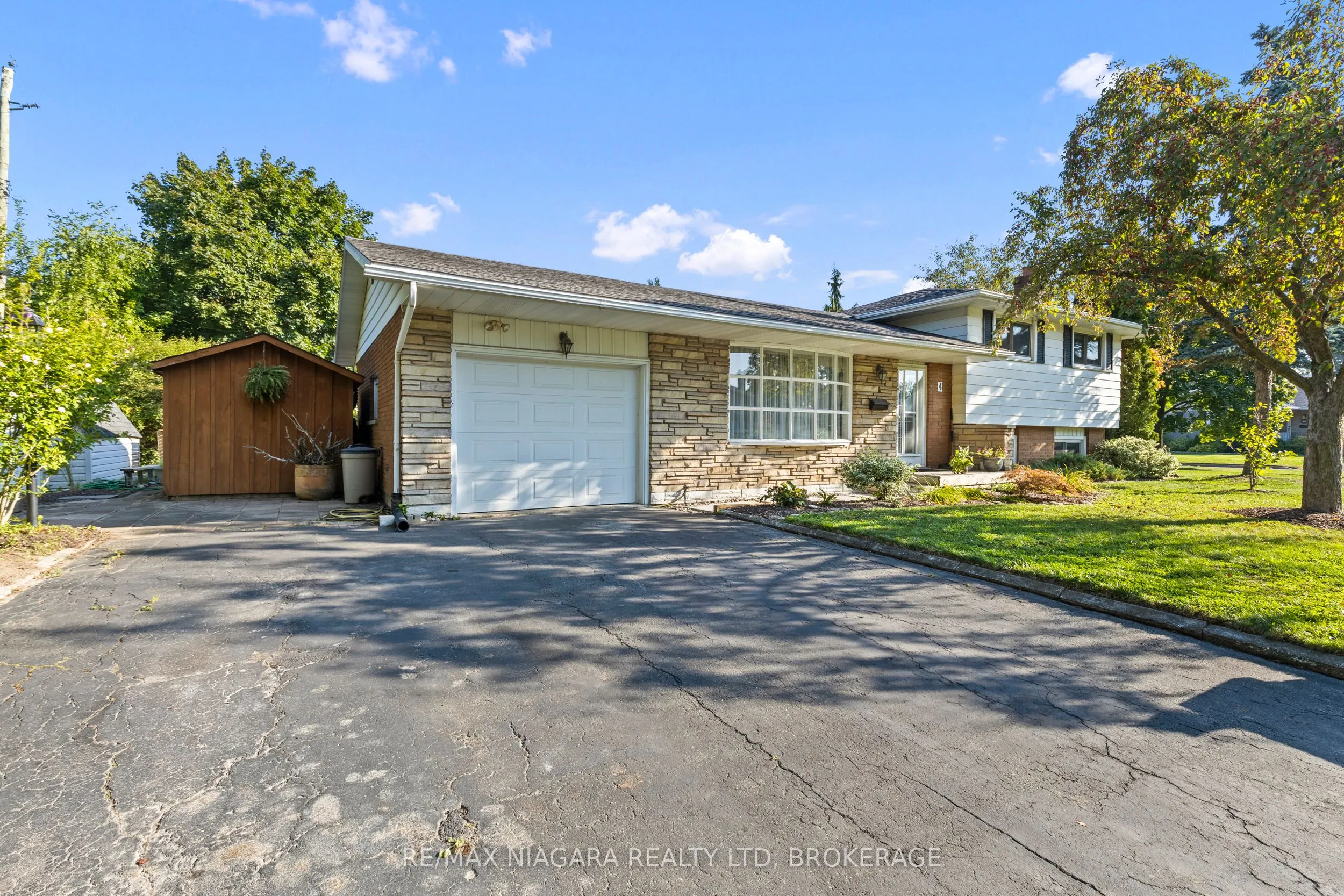 4 Willow Street N