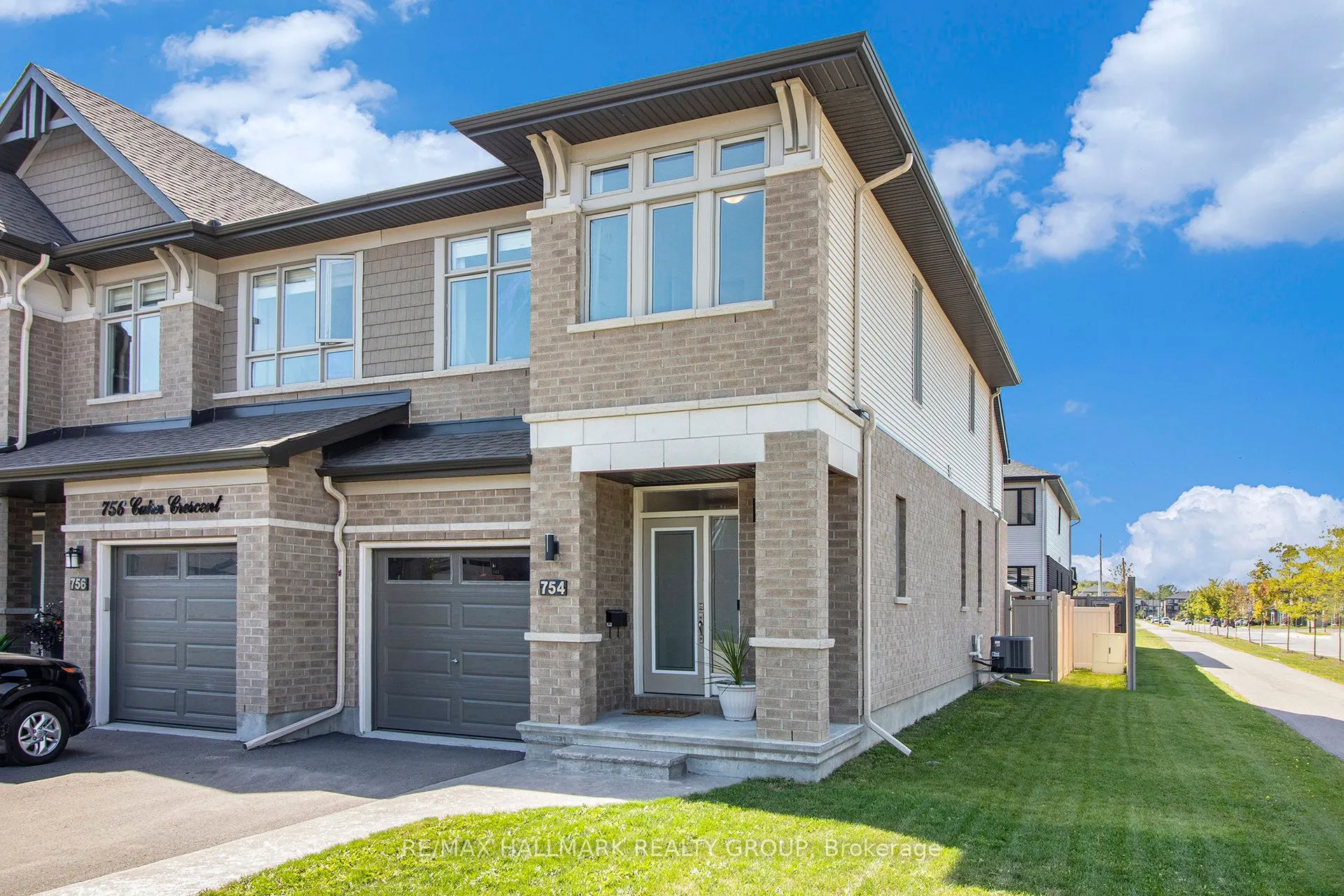 754 Cairn Crescent