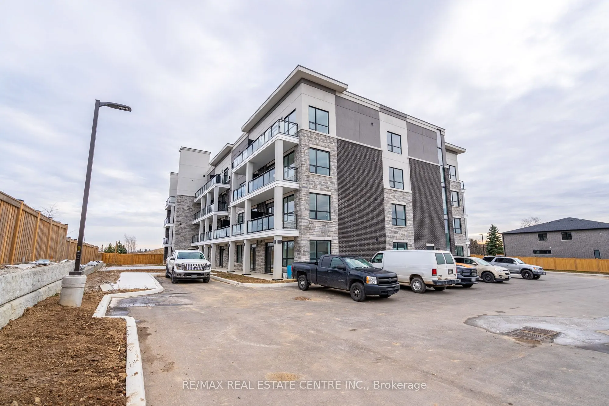 120 Springvalley Crescent, #302