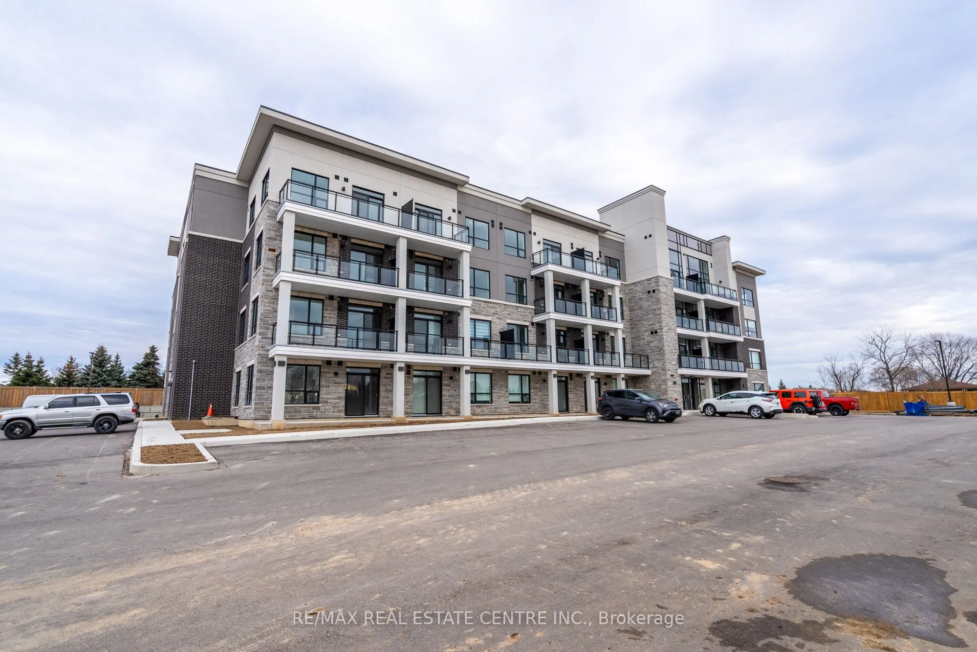 120 Springvalley Crescent, #302