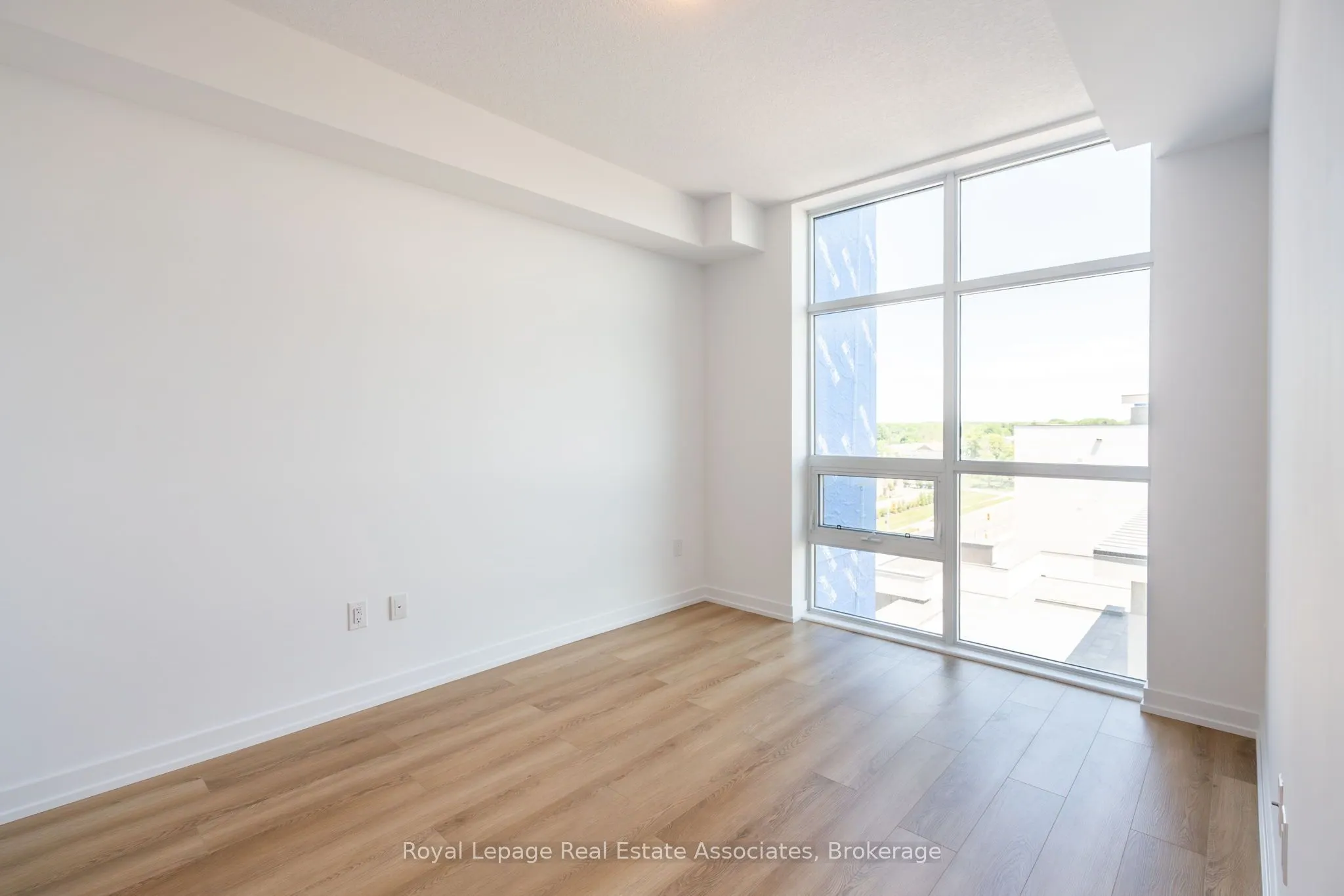470 Dundas Street E, #706