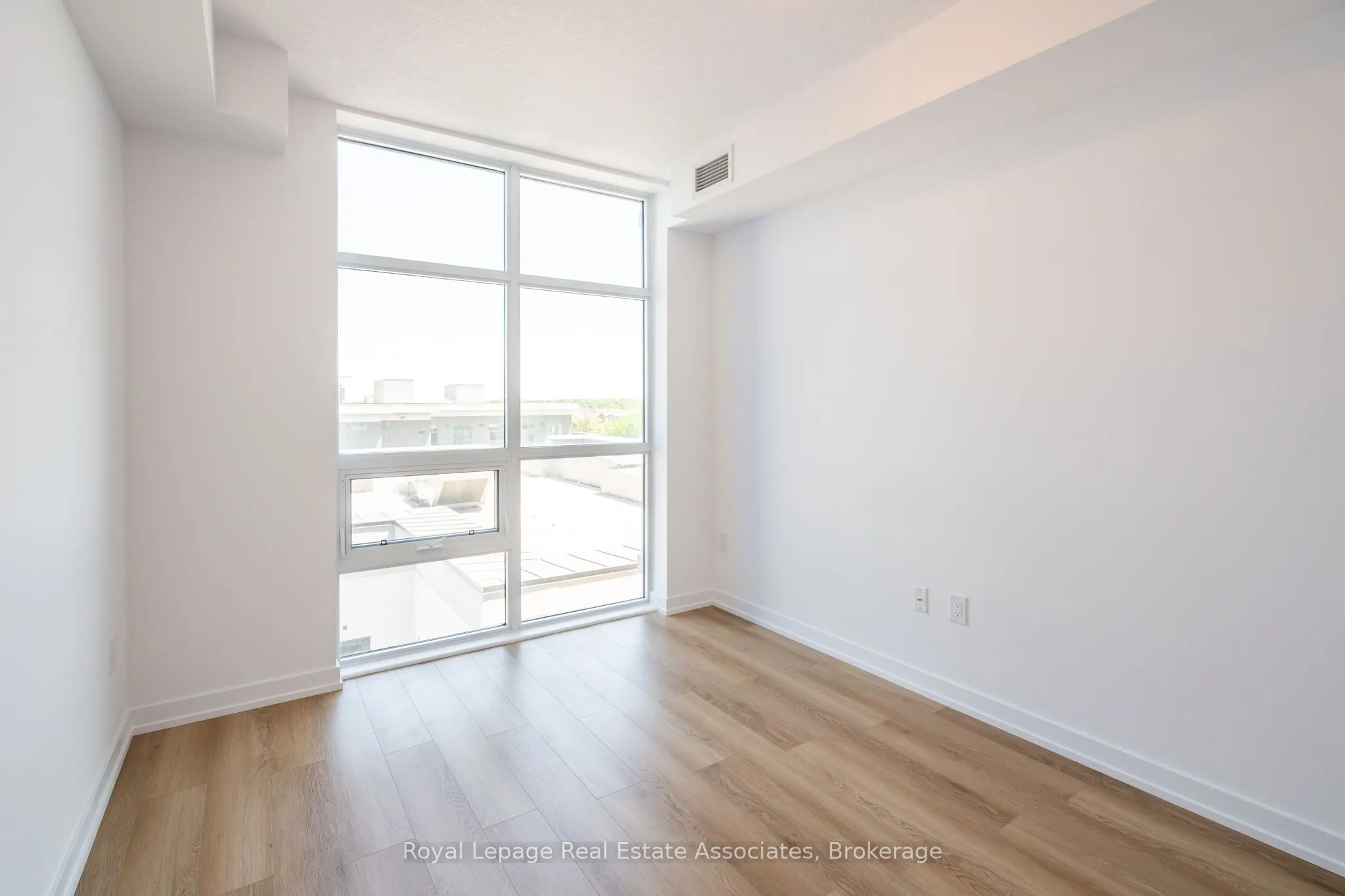 470 Dundas Street E, #706