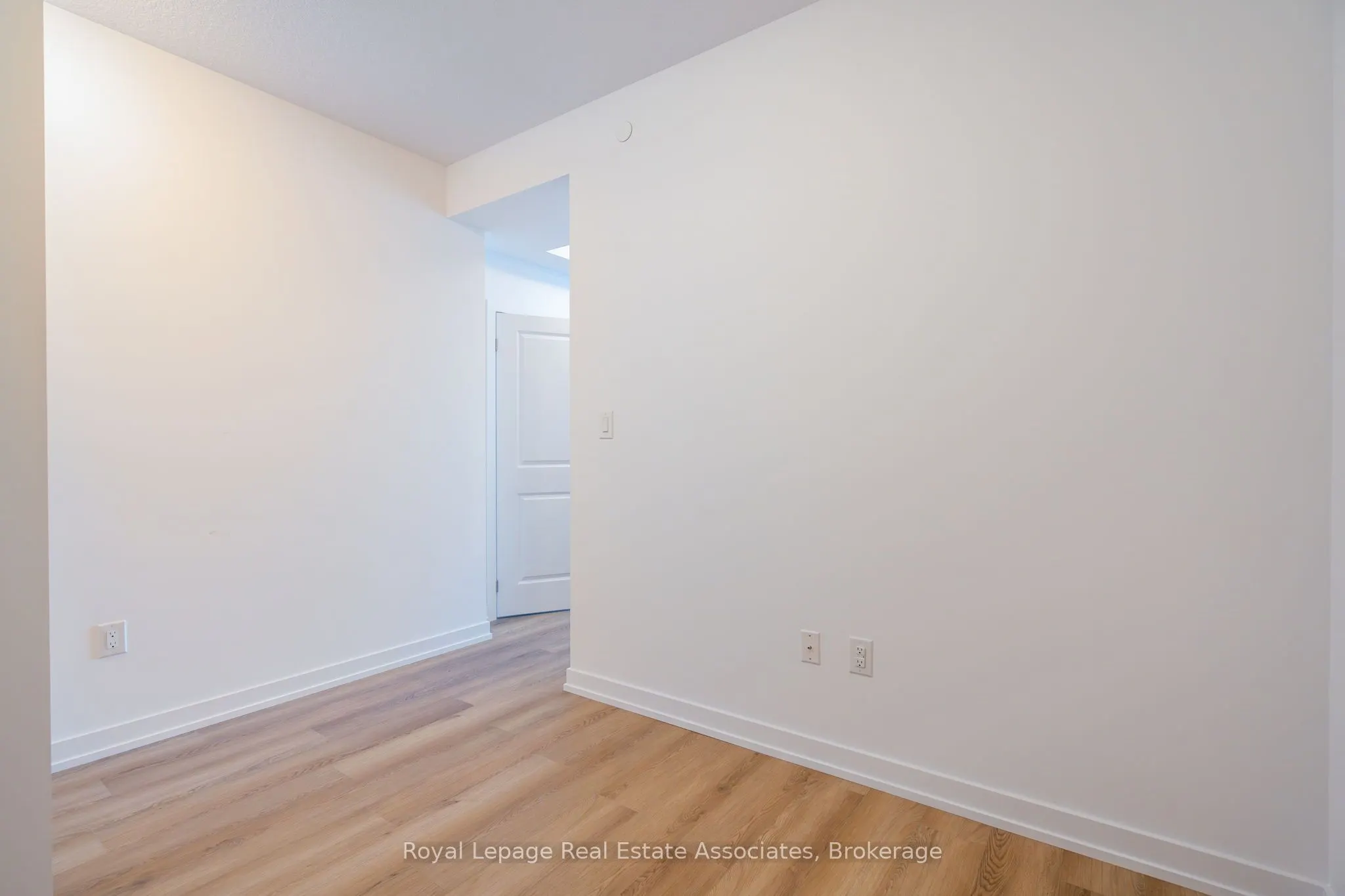 470 Dundas Street E, #706