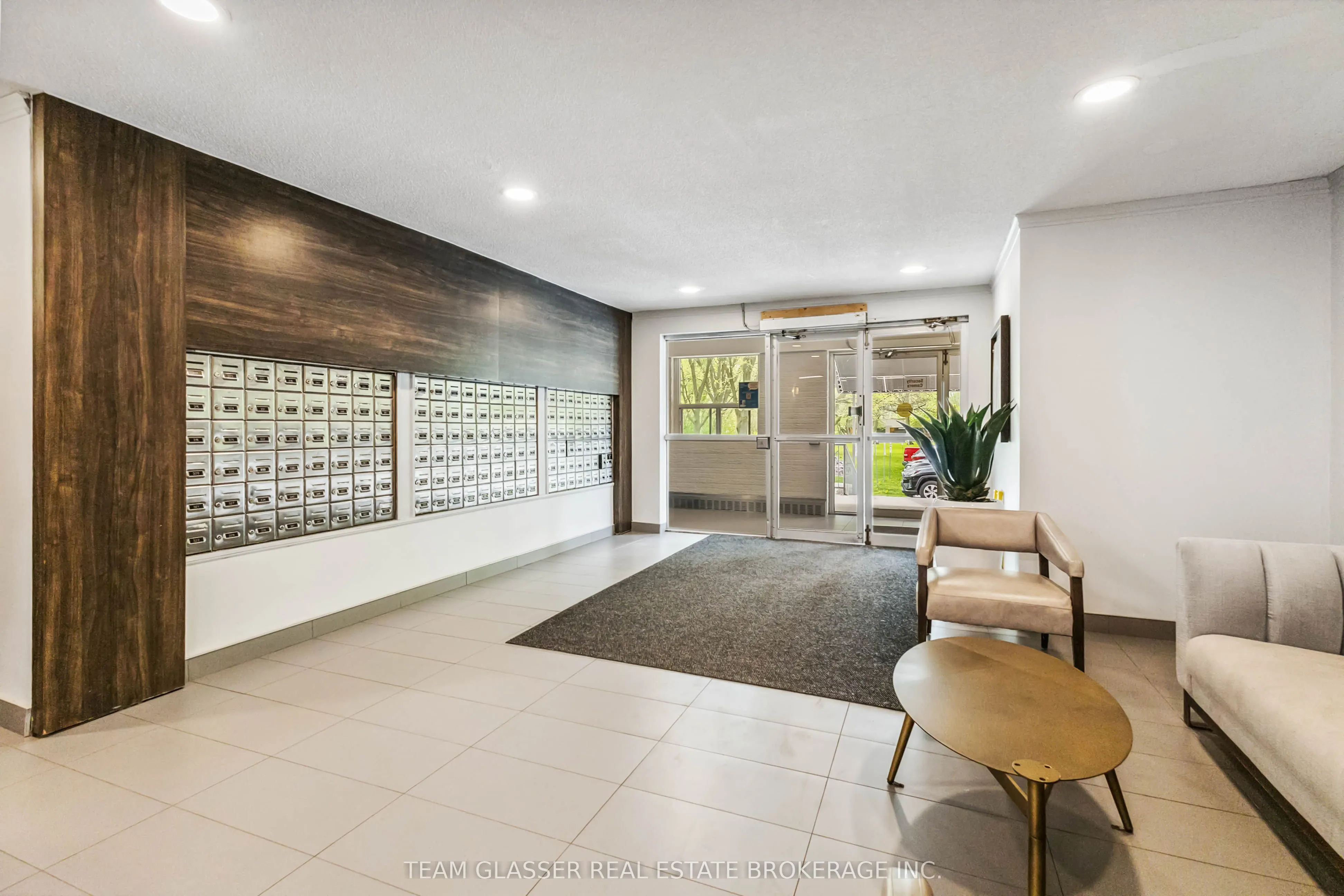 1580 Adelaide Street N, #395