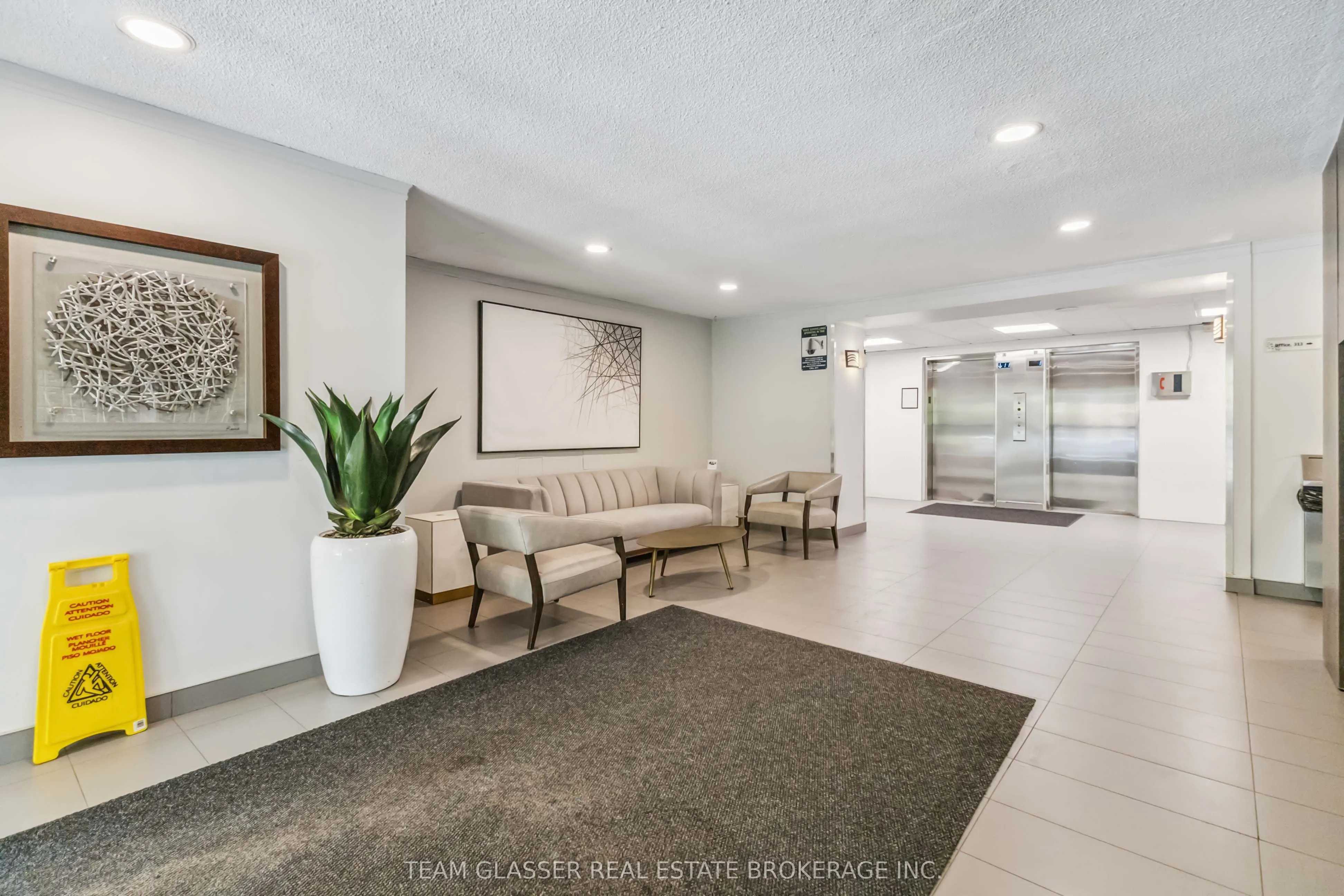 1580 Adelaide Street N, #395