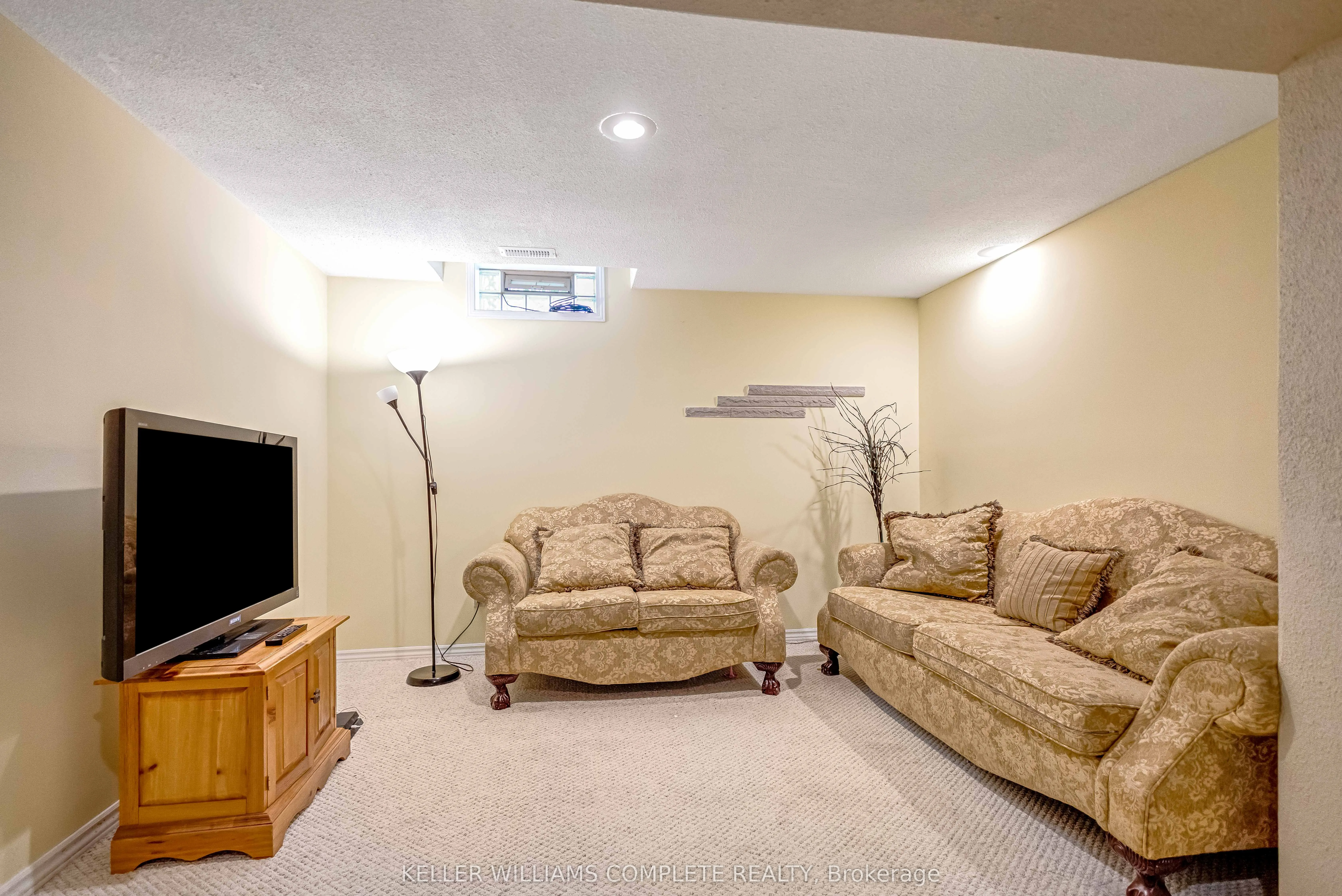 2 ROBESPIERRE Court