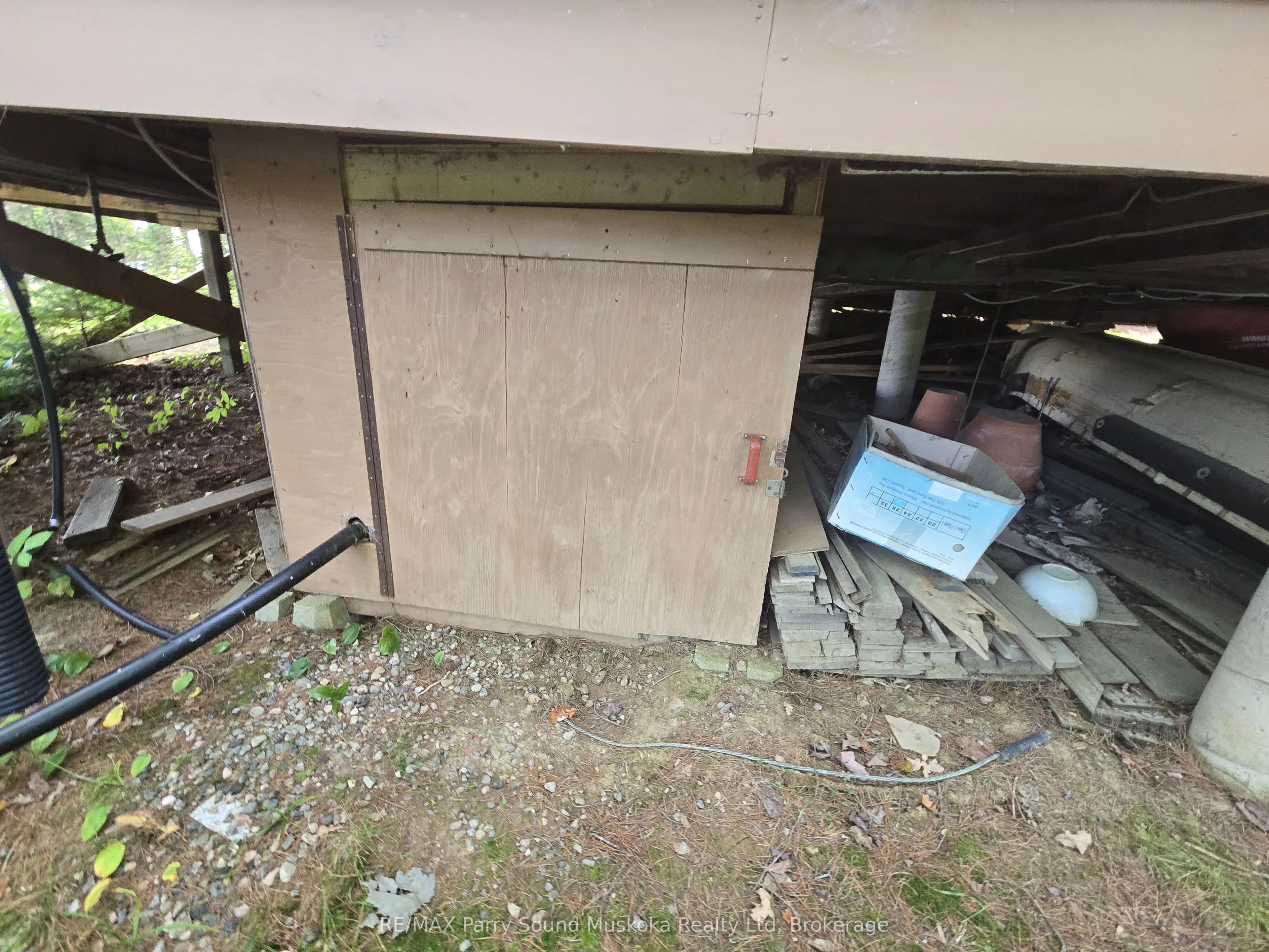 216 Lorimer Lake