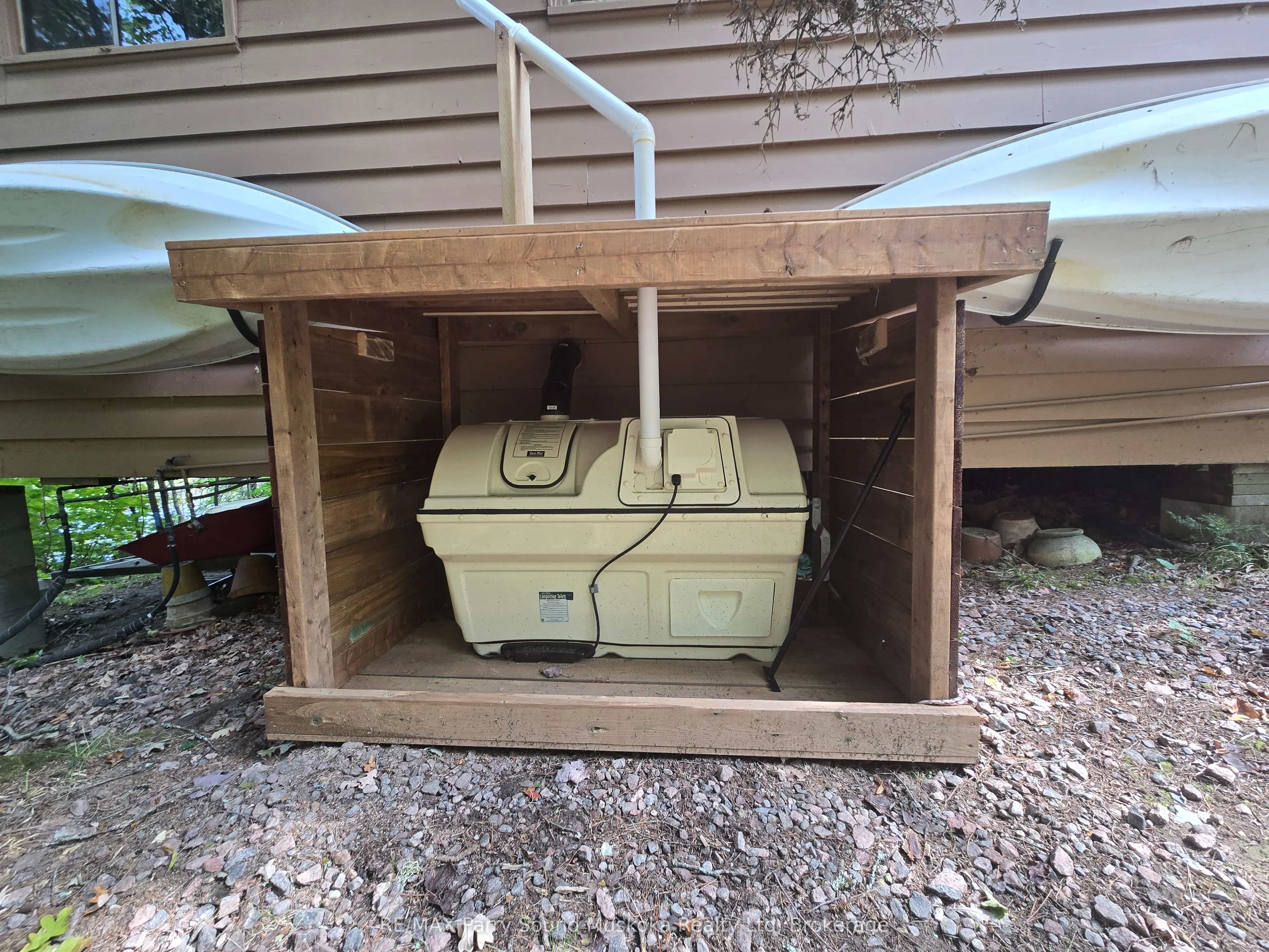 216 Lorimer Lake