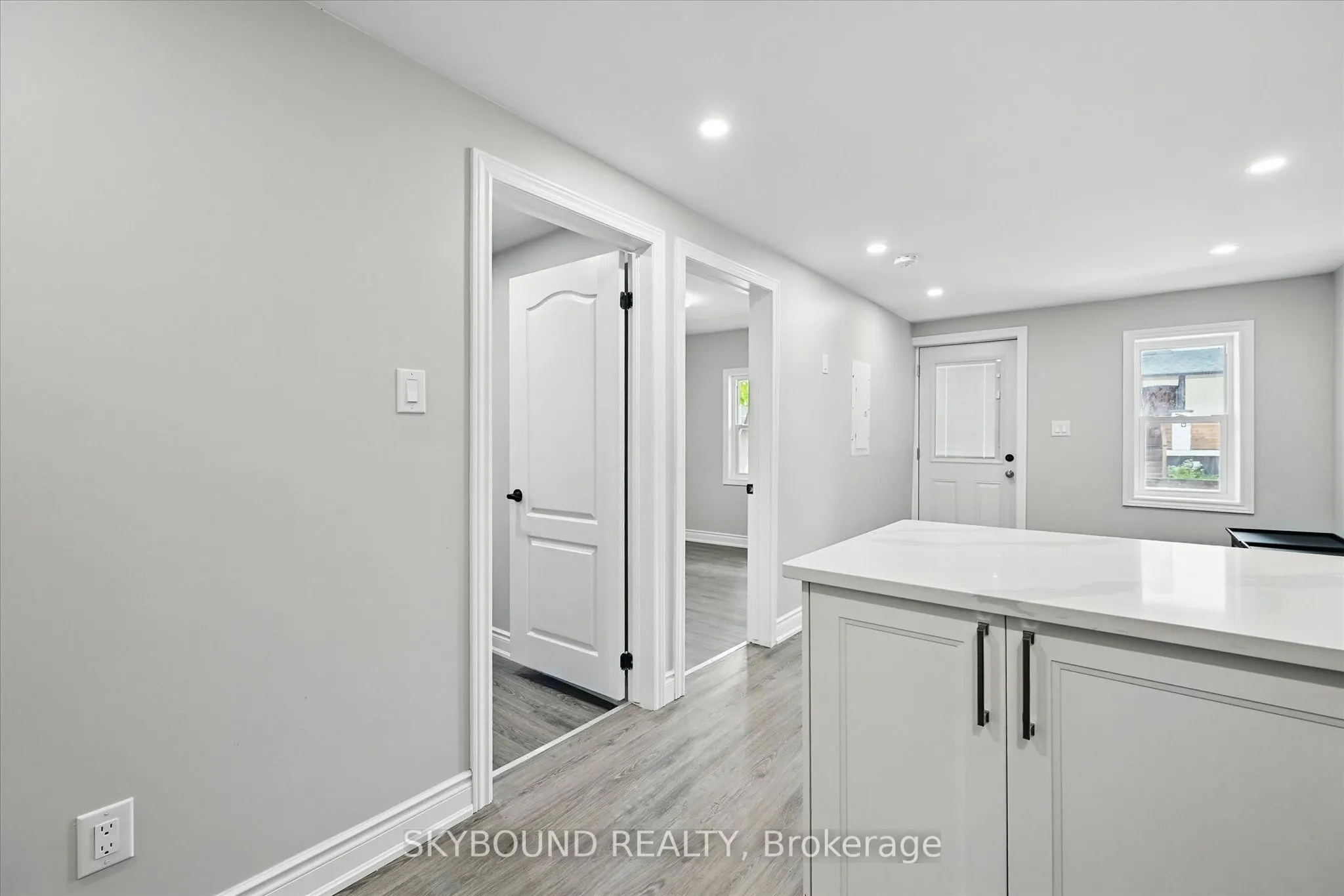 224 Rosslyn Avenue N