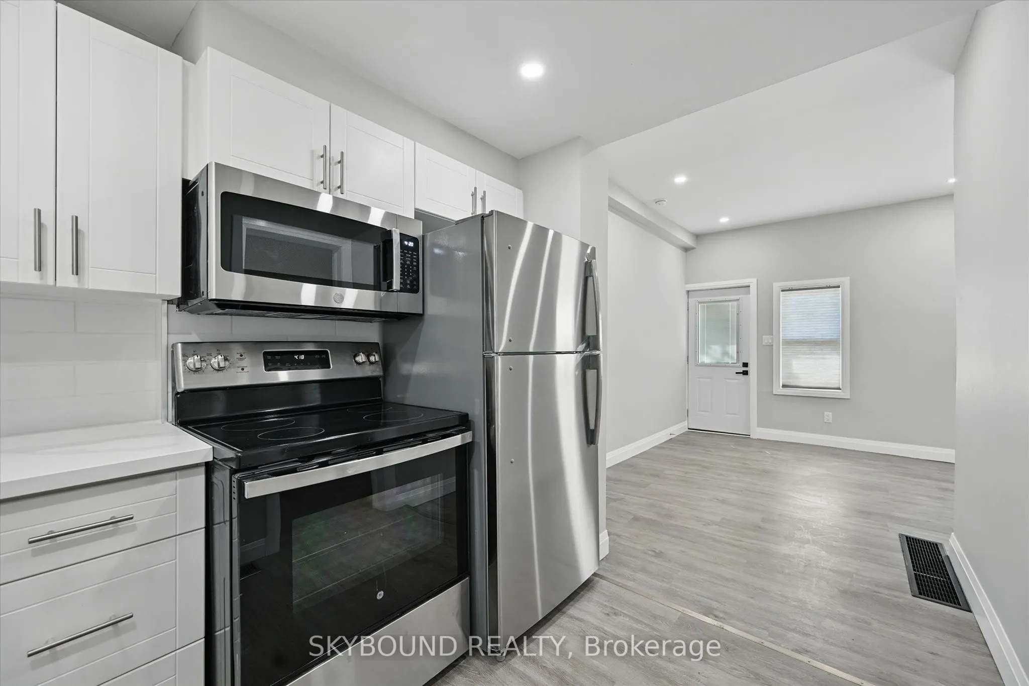 224 Rosslyn Avenue N