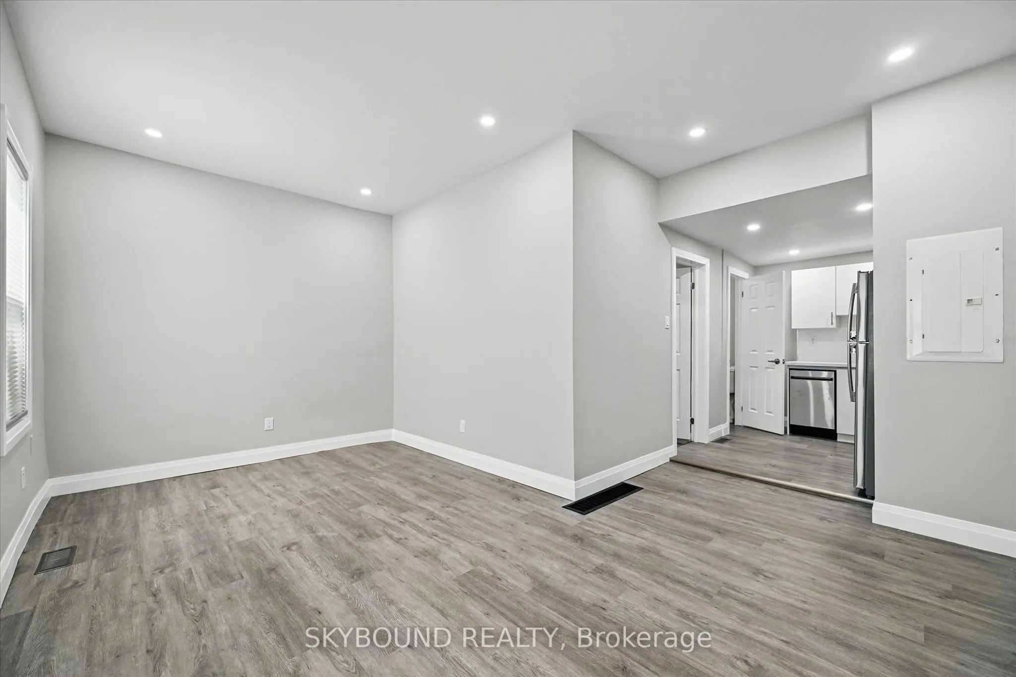 224 Rosslyn Avenue N