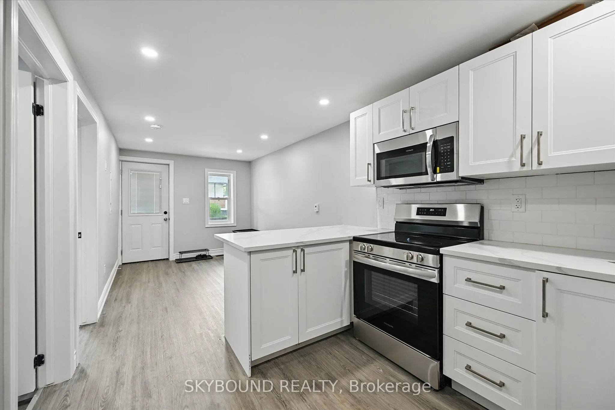 224 Rosslyn Avenue N