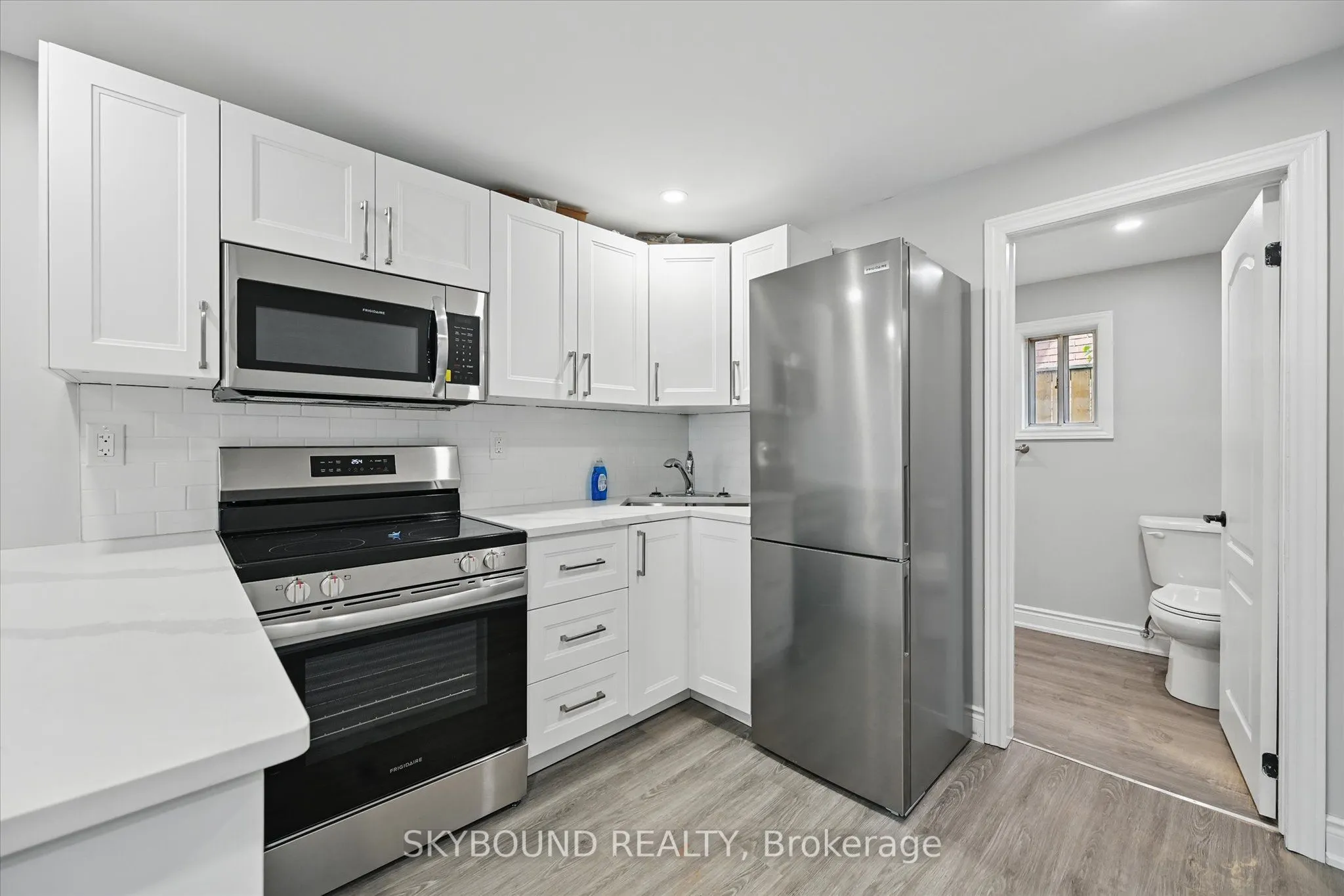 224 Rosslyn Avenue N