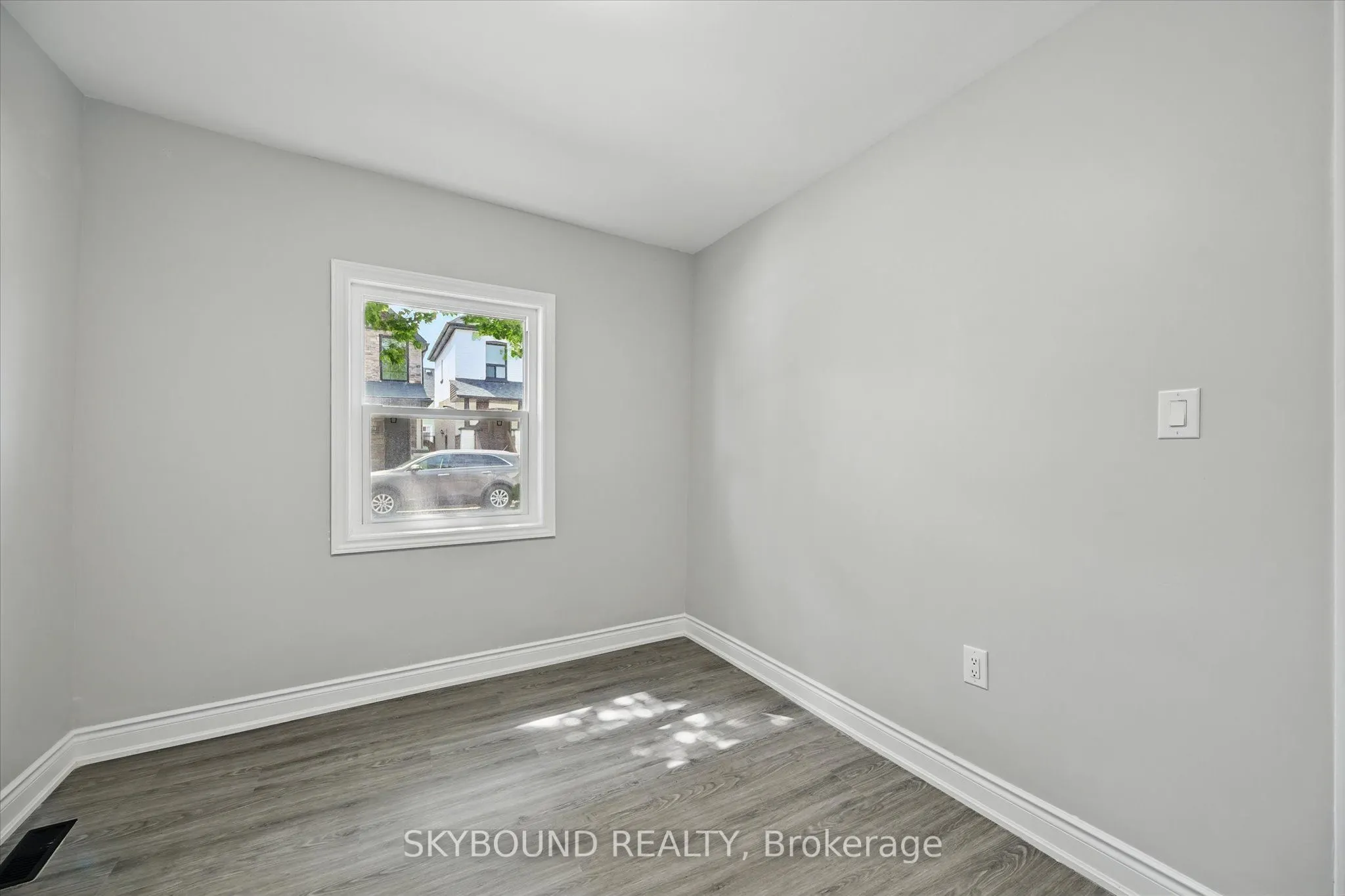224 Rosslyn Avenue N